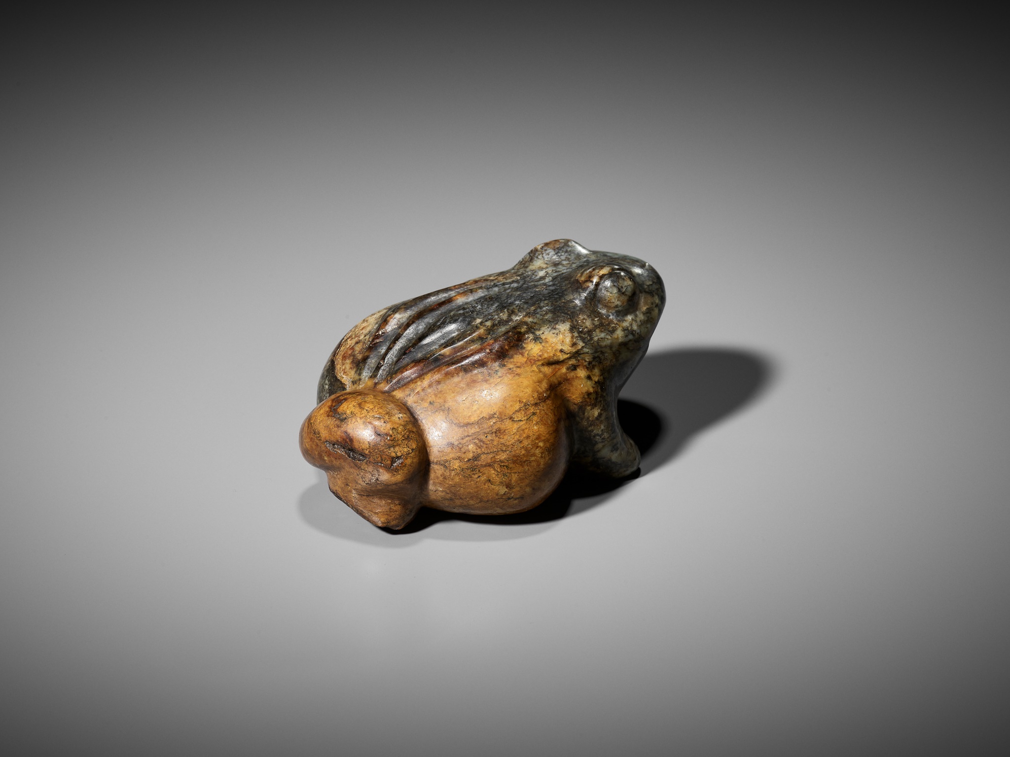A LARGE GREEN AND RUSSET JADE FIGURE OF A THREE-LEGGED TOAD, MING DYNASTY - Image 9 of 13