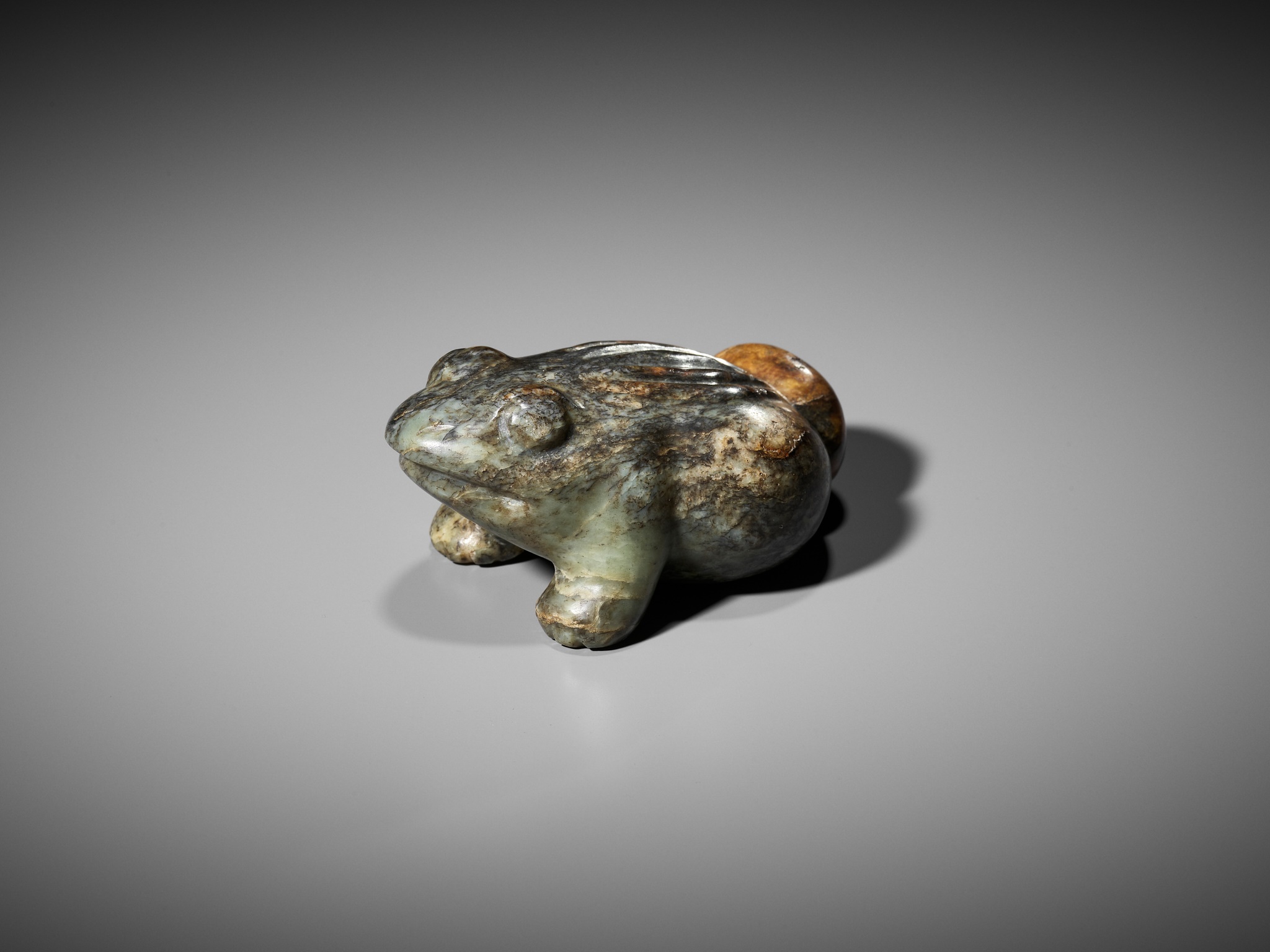 A LARGE GREEN AND RUSSET JADE FIGURE OF A THREE-LEGGED TOAD, MING DYNASTY - Image 2 of 13