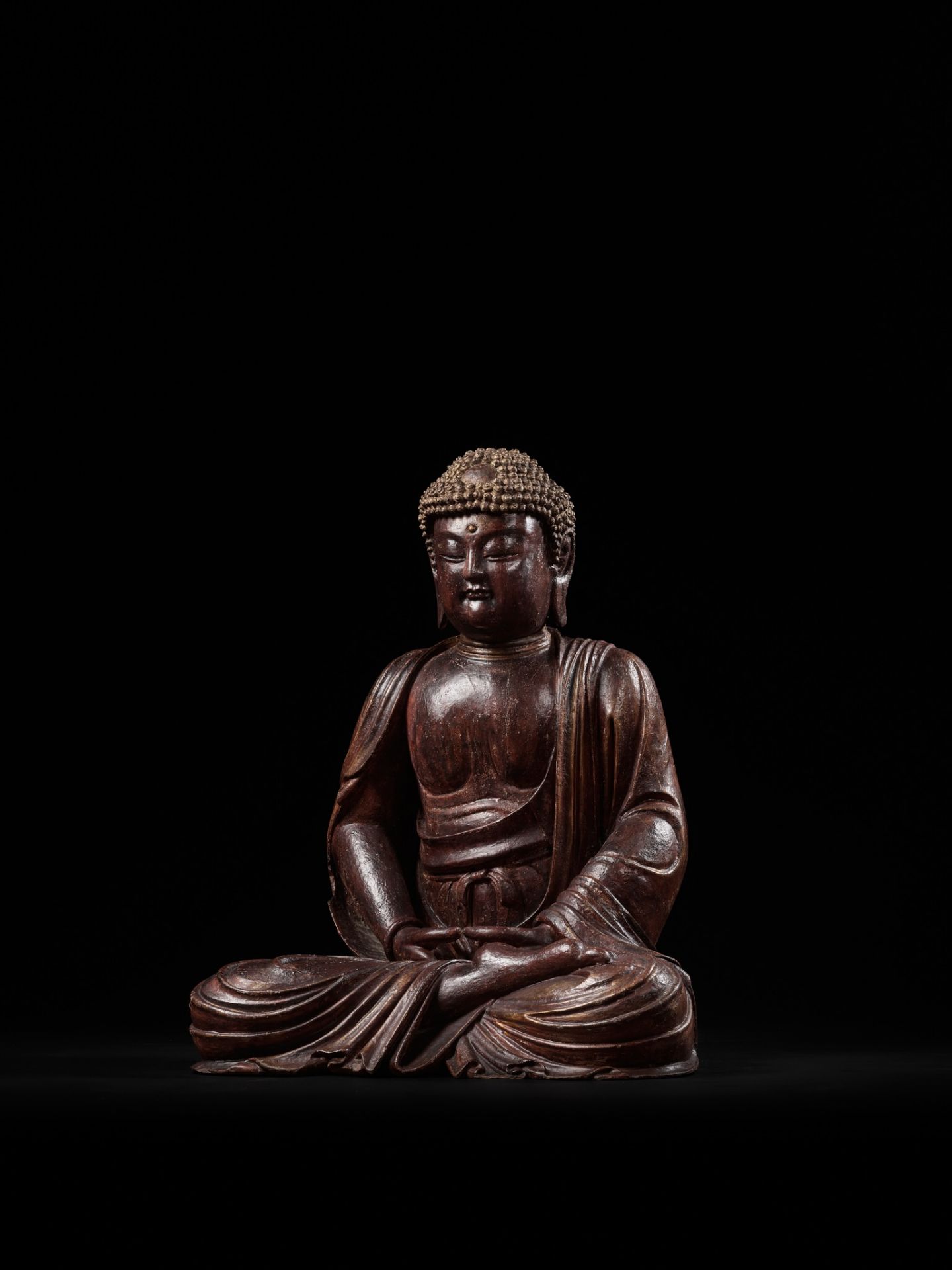 A LARGE LACQUERED WOOD FIGURE OF BUDDHA, LATE MING/EARLY QING DYNASTY, CIRCA 17TH CENTURY - Image 2 of 9