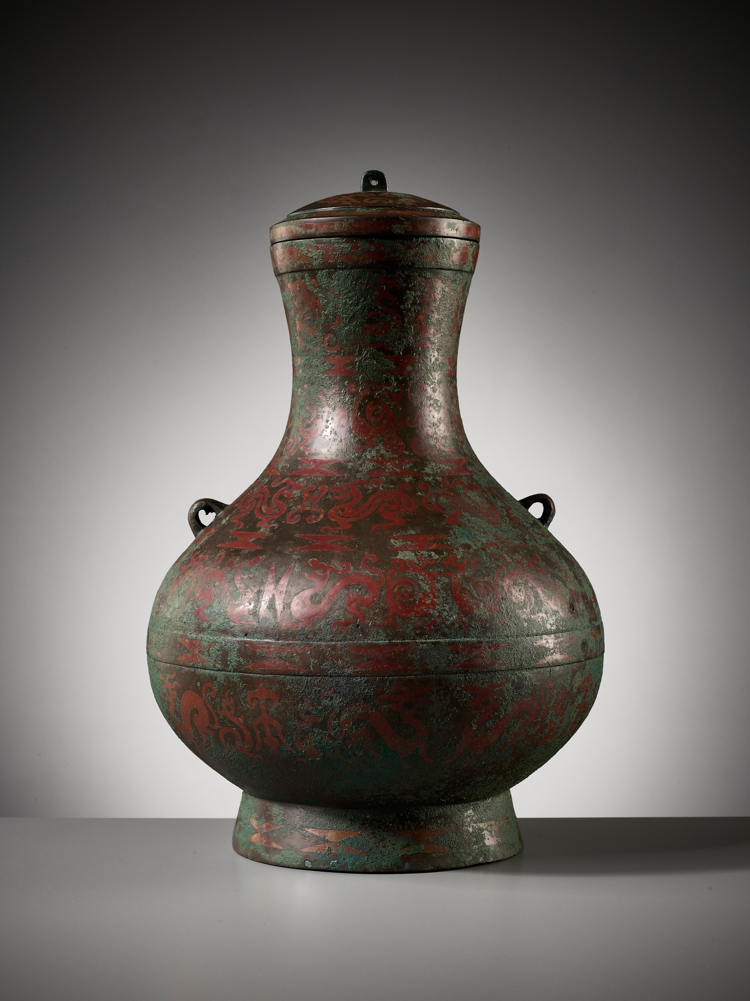 A COPPER-INLAID BRONZE RITUAL WINE VESSEL AND COVER, HU, EASTERN ZHOU DYNASTY - Image 16 of 27