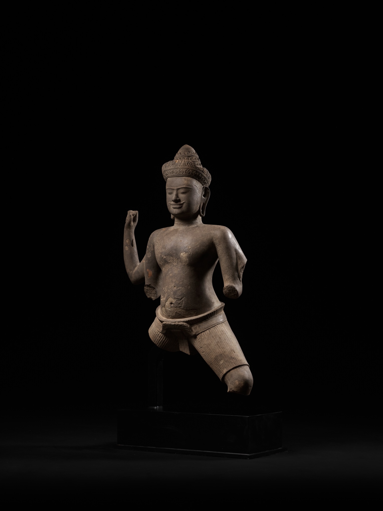 A KHMER SANDSTONE FIGURE OF A MALE DEITY, ANGKOR PERIOD - Image 5 of 13