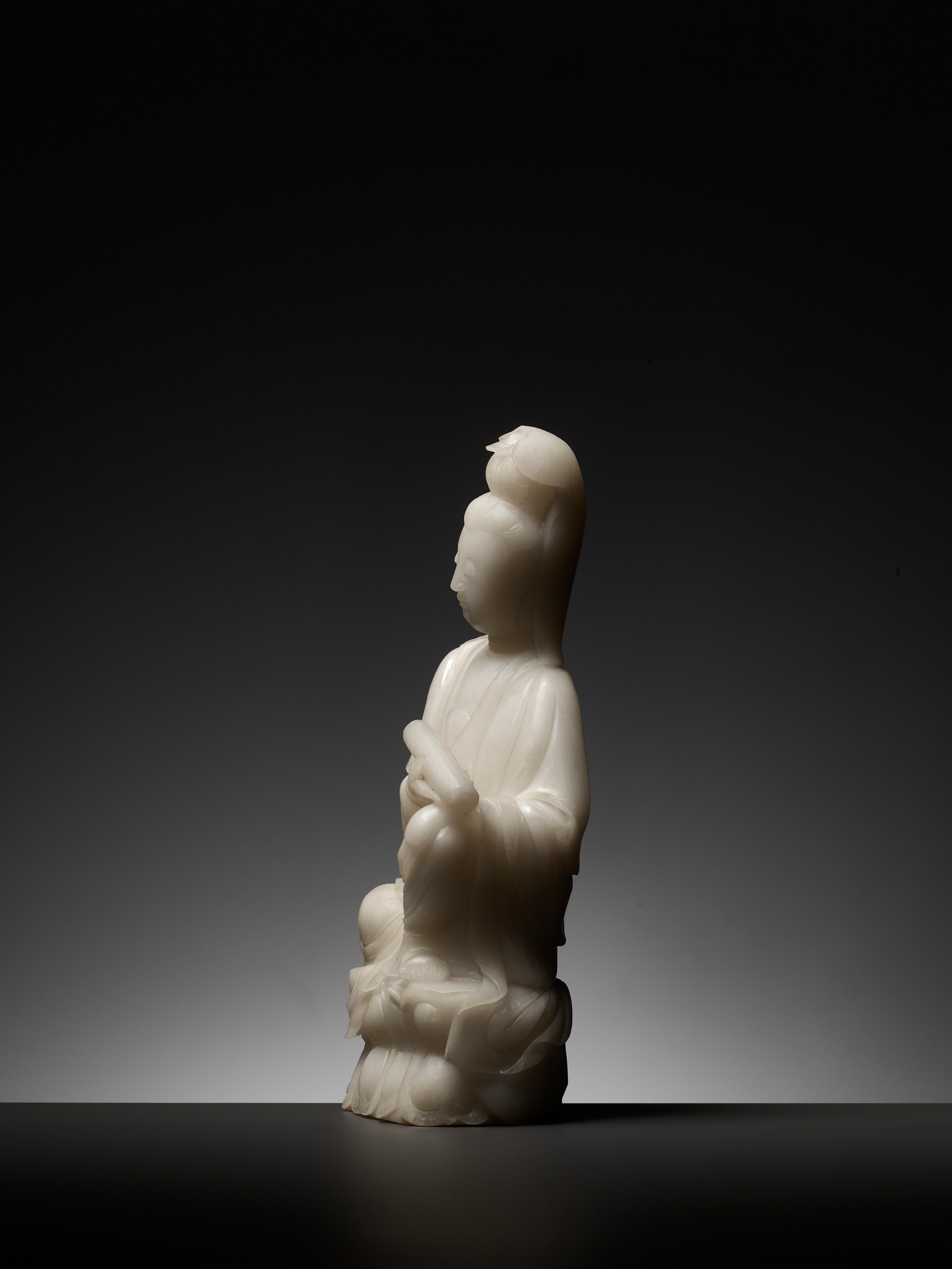 A CARVED ALABASTER FIGURE OF GUANYIN, LATE QING DYNASTY - Image 5 of 8