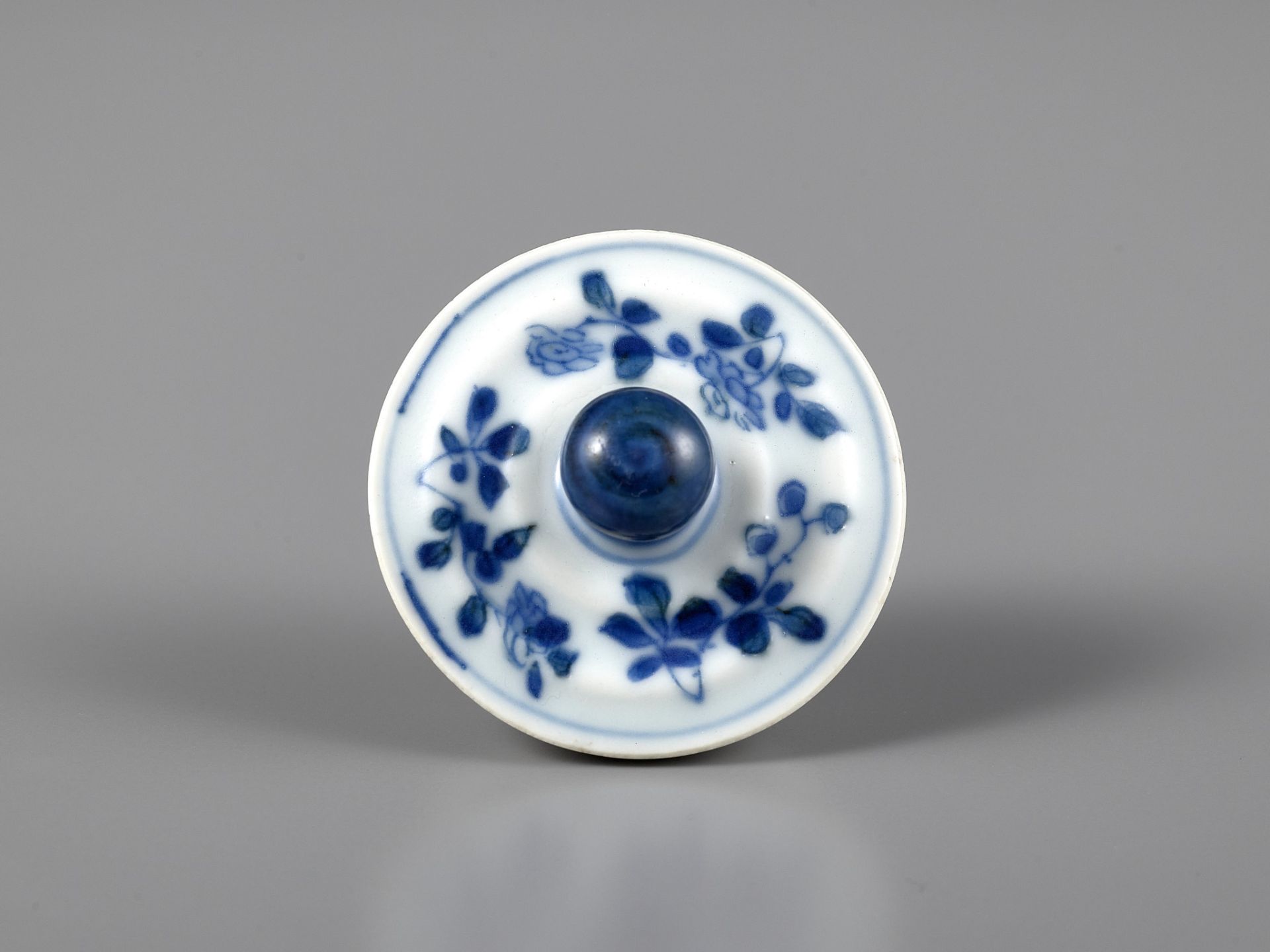 A BLUE AND WHITE RECTANGULAR FLASK AND COVER, KANGXI PERIOD - Image 21 of 22