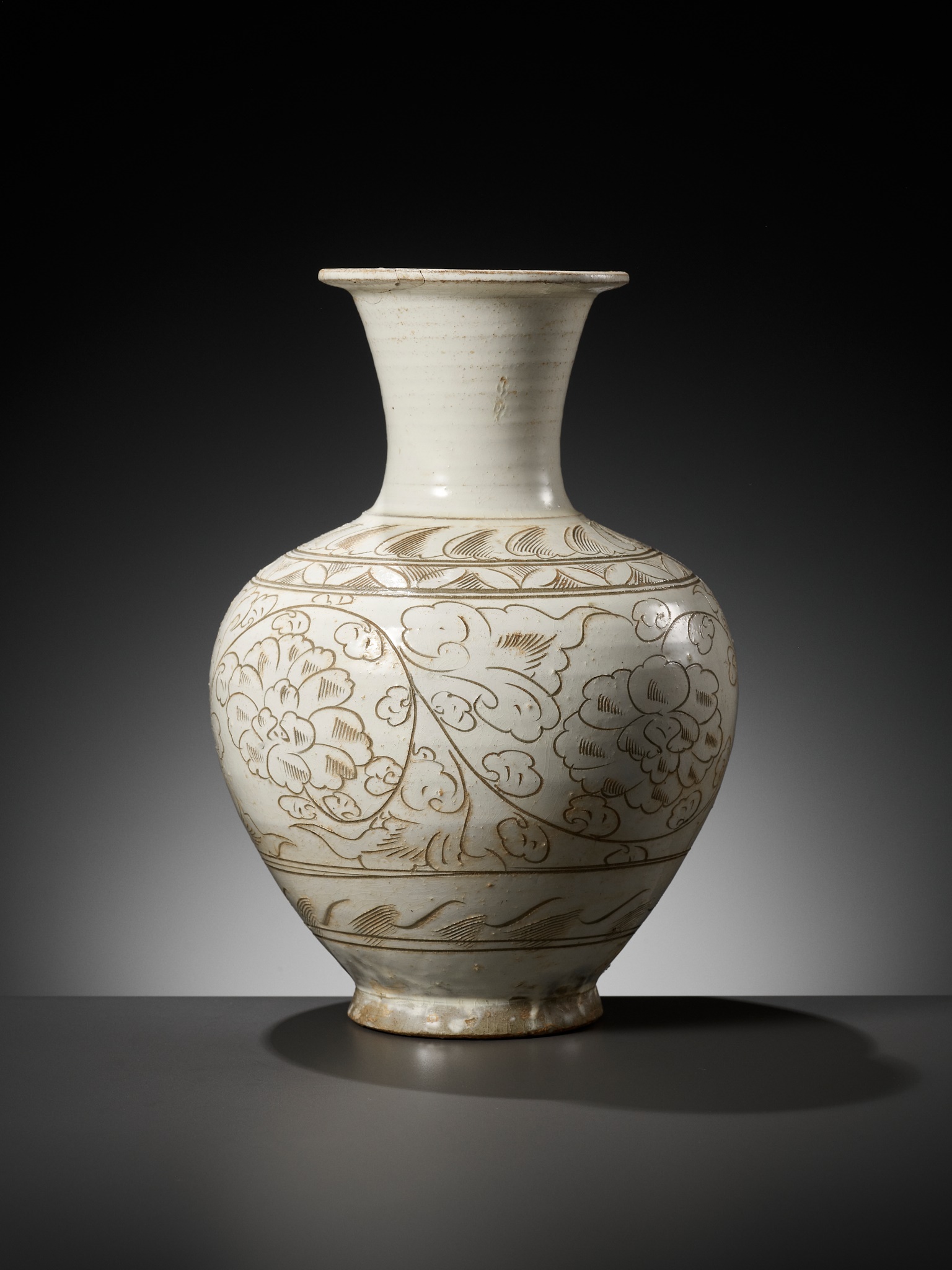 A CARVED CIZHOU SGRAFFIATO VASE, NORTHERN SONG DYNASTY - Image 8 of 17