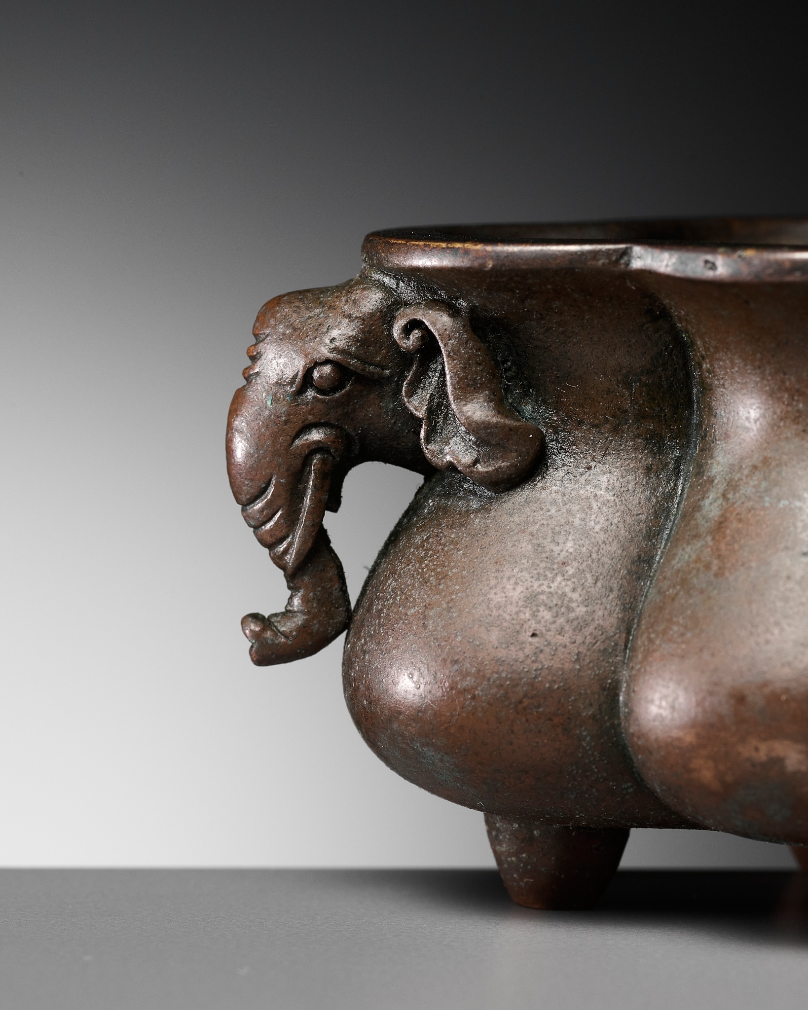 A SMALL QUATREFOIL 'ELEPHANT' BRONZE INCENSE BURNER, EARLY QING DYNASTY - Image 2 of 14