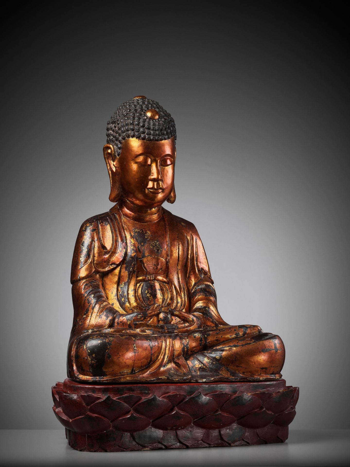 AN EXTRAORDINARY LARGE GILT-LACQUER WOOD STATUE OF BUDDHA, VIETNAM, 17TH-18TH CENTURY - Image 8 of 11
