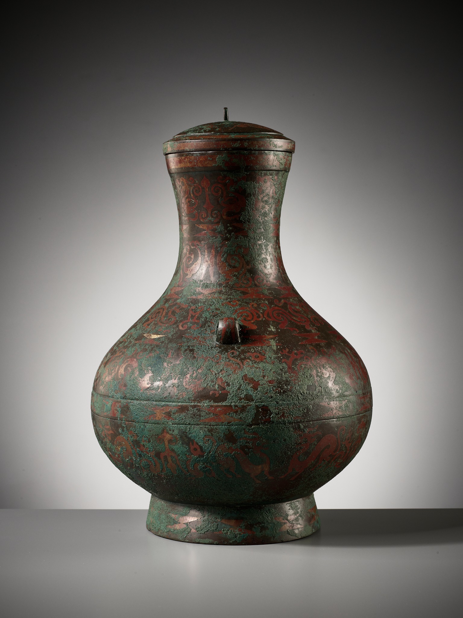 A COPPER-INLAID BRONZE RITUAL WINE VESSEL AND COVER, HU, EASTERN ZHOU DYNASTY - Image 11 of 27