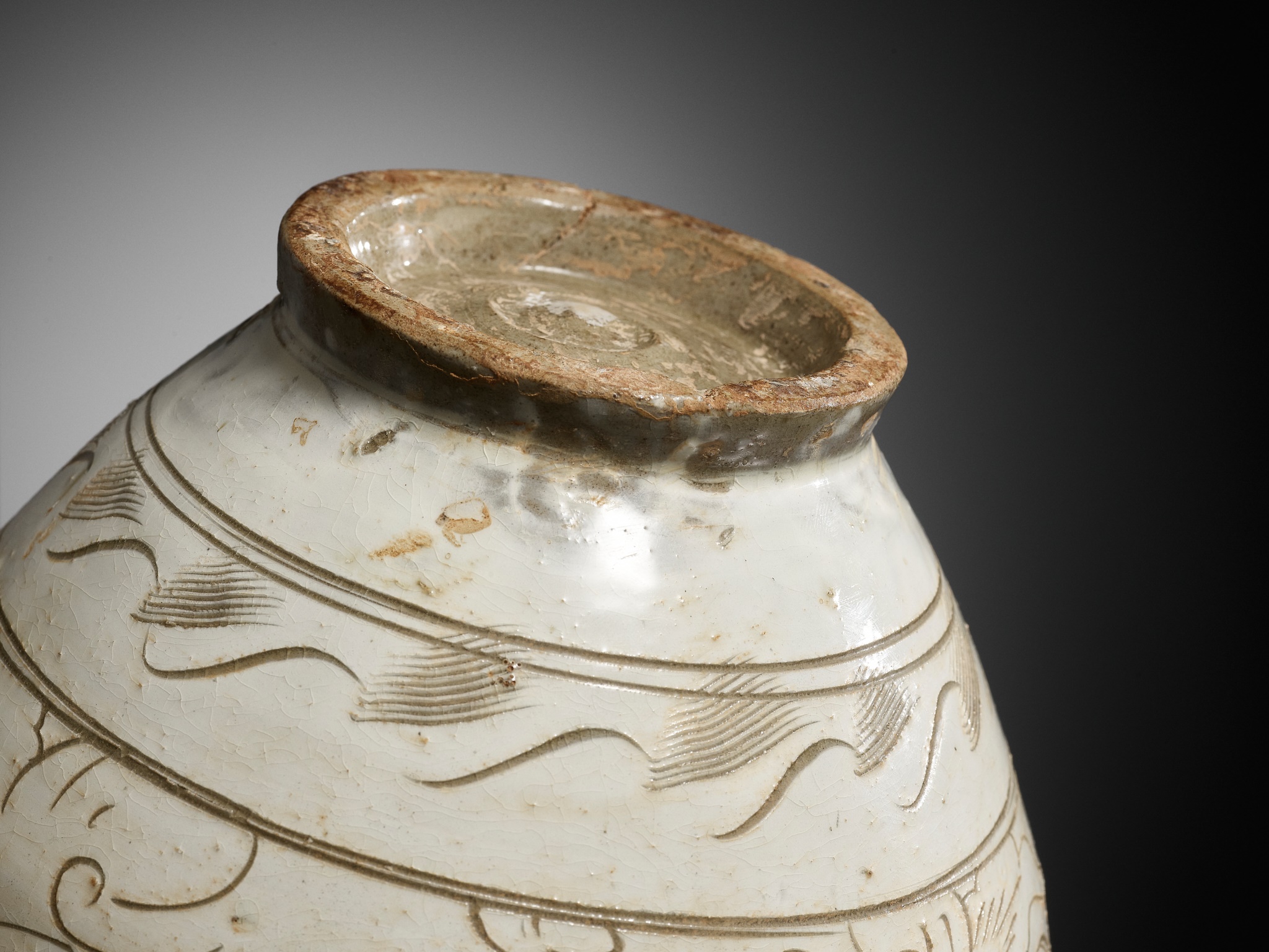 A CARVED CIZHOU SGRAFFIATO VASE, NORTHERN SONG DYNASTY - Image 16 of 17