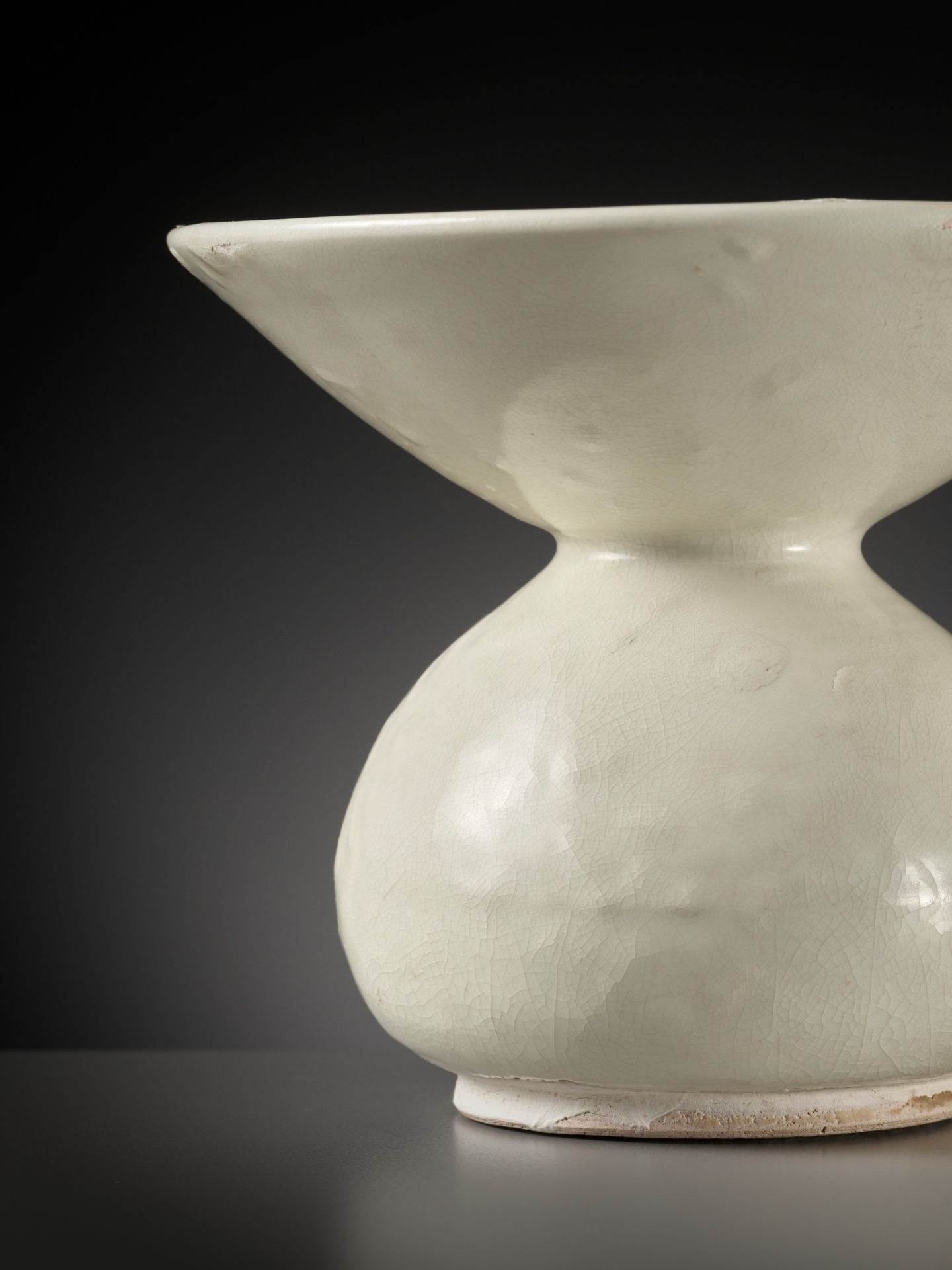 A WHITE-GLAZED XING ZHADOU, LATE TANG DYNASTY TO FIVE DYNASTIES PERIOD - Image 2 of 16