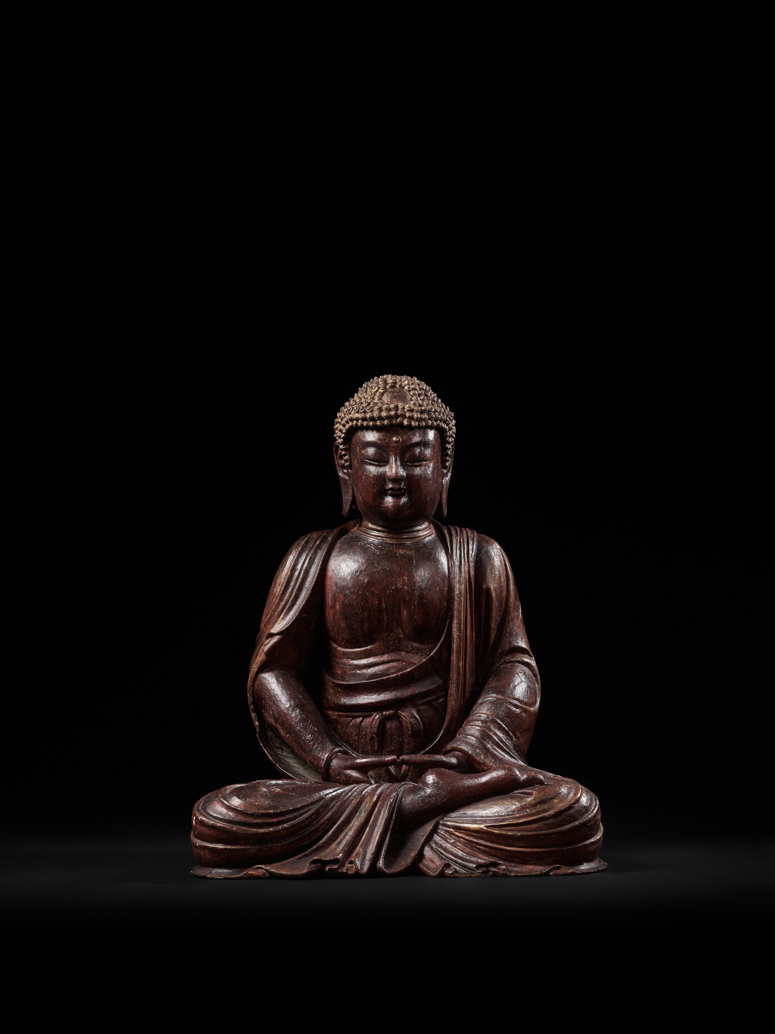 A LARGE LACQUERED WOOD FIGURE OF BUDDHA, LATE MING/EARLY QING DYNASTY, CIRCA 17TH CENTURY - Image 3 of 9