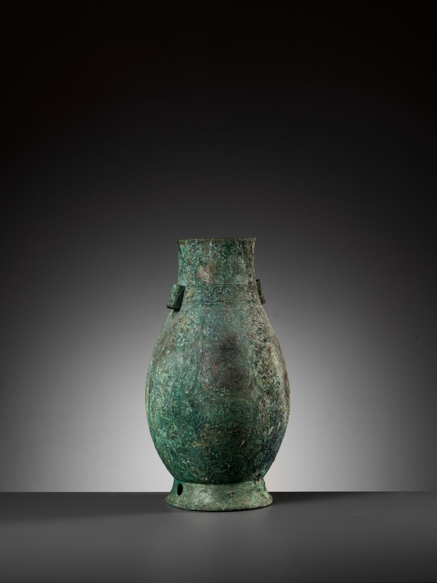 A RARE ARCHAIC BRONZE RITUAL WINE VESSEL, HU, MIDDLE WESTERN ZHOU DYNASTY - Image 10 of 22