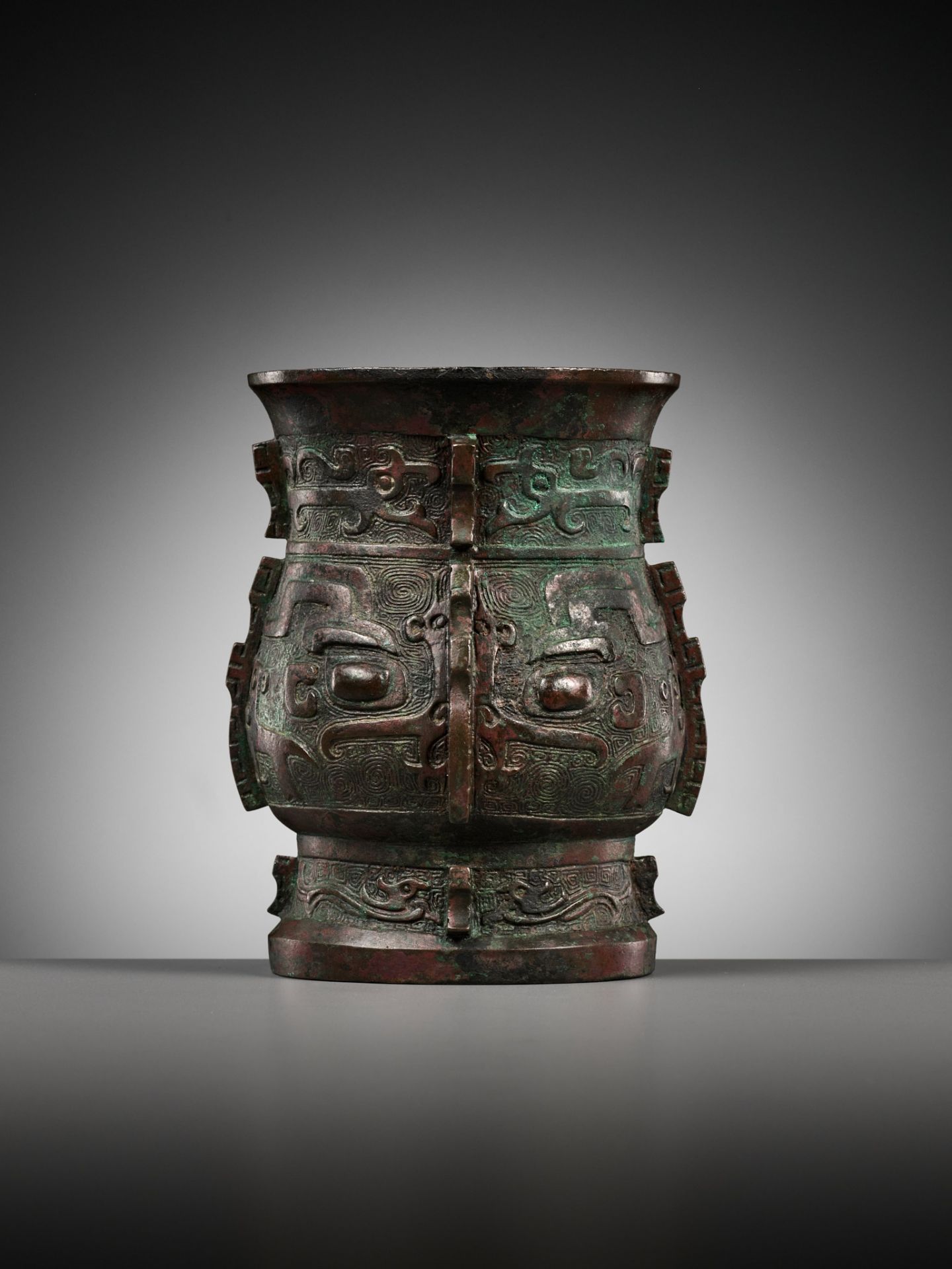 A RARE BRONZE RITUAL WINE VESSEL, ZHI, SHANG DYNASTY, CHINA, 13TH-12TH CENTURY BC - Image 11 of 25
