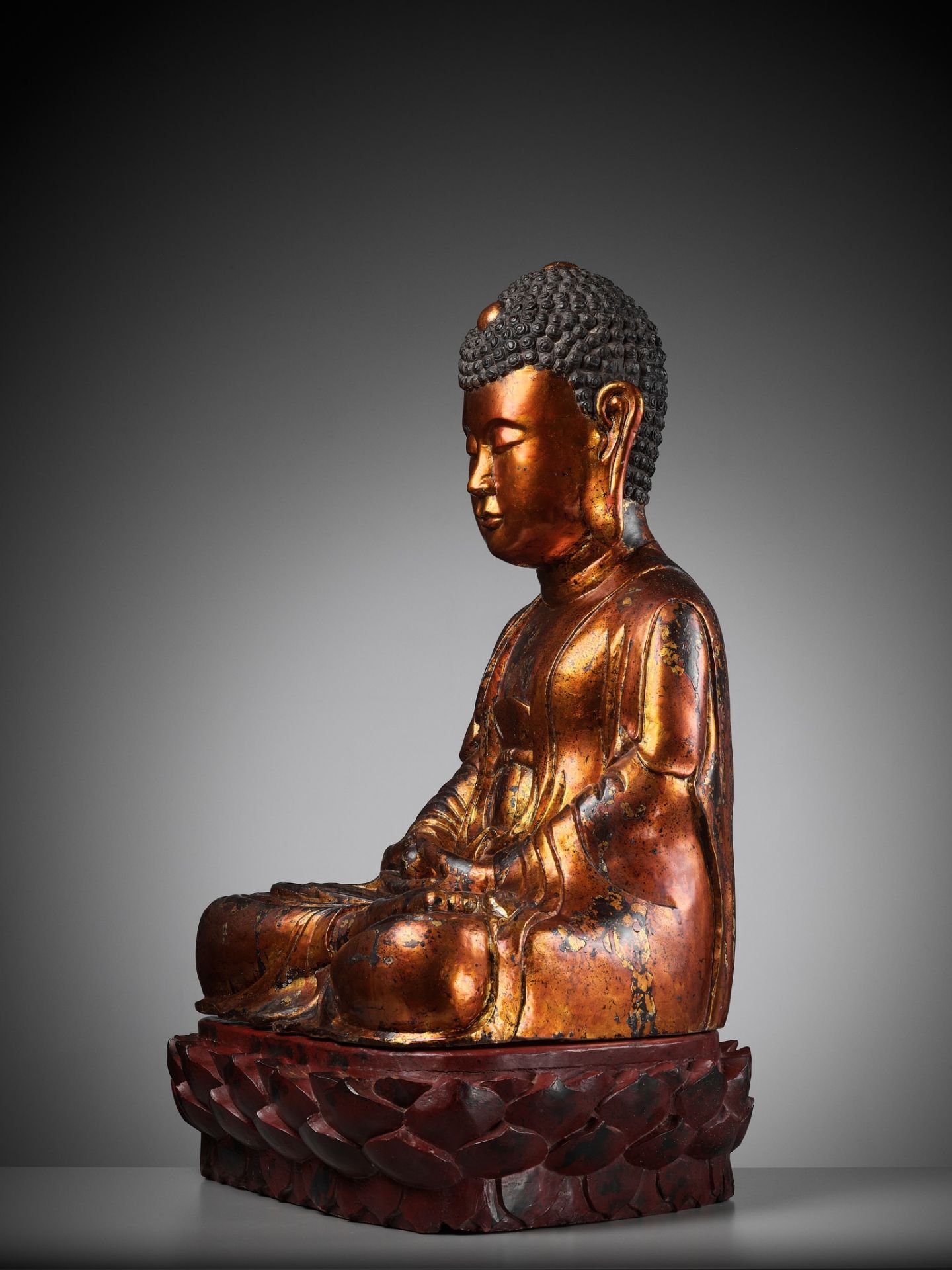 AN EXTRAORDINARY LARGE GILT-LACQUER WOOD STATUE OF BUDDHA, VIETNAM, 17TH-18TH CENTURY - Image 9 of 11