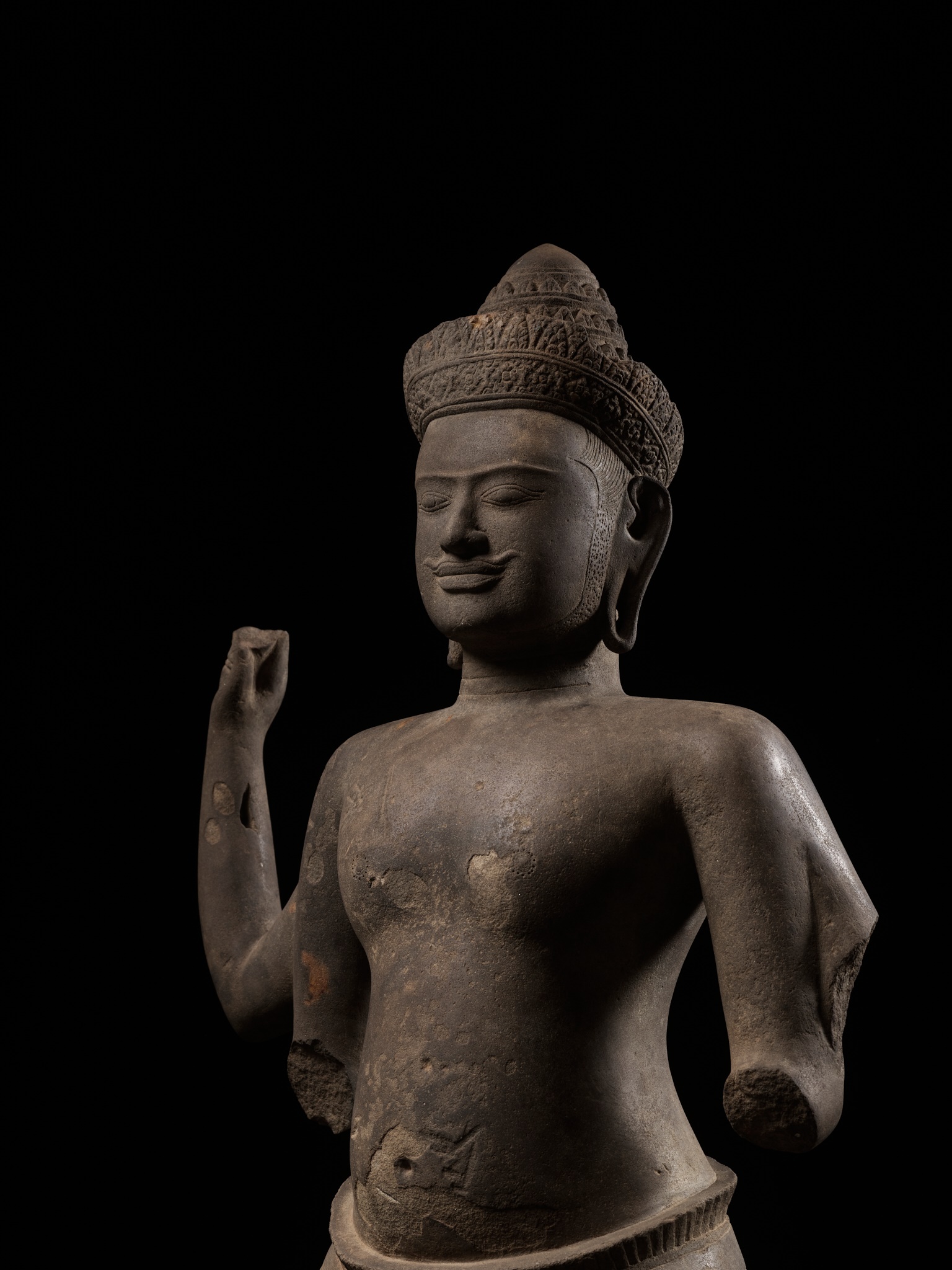 A KHMER SANDSTONE FIGURE OF A MALE DEITY, ANGKOR PERIOD - Image 6 of 13