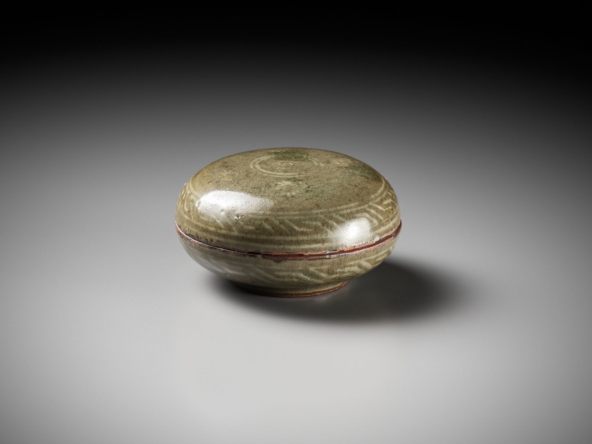 A SLIP-INLAID CELADON BOX AND COVER, GORYEO DYNASTY - Image 11 of 12