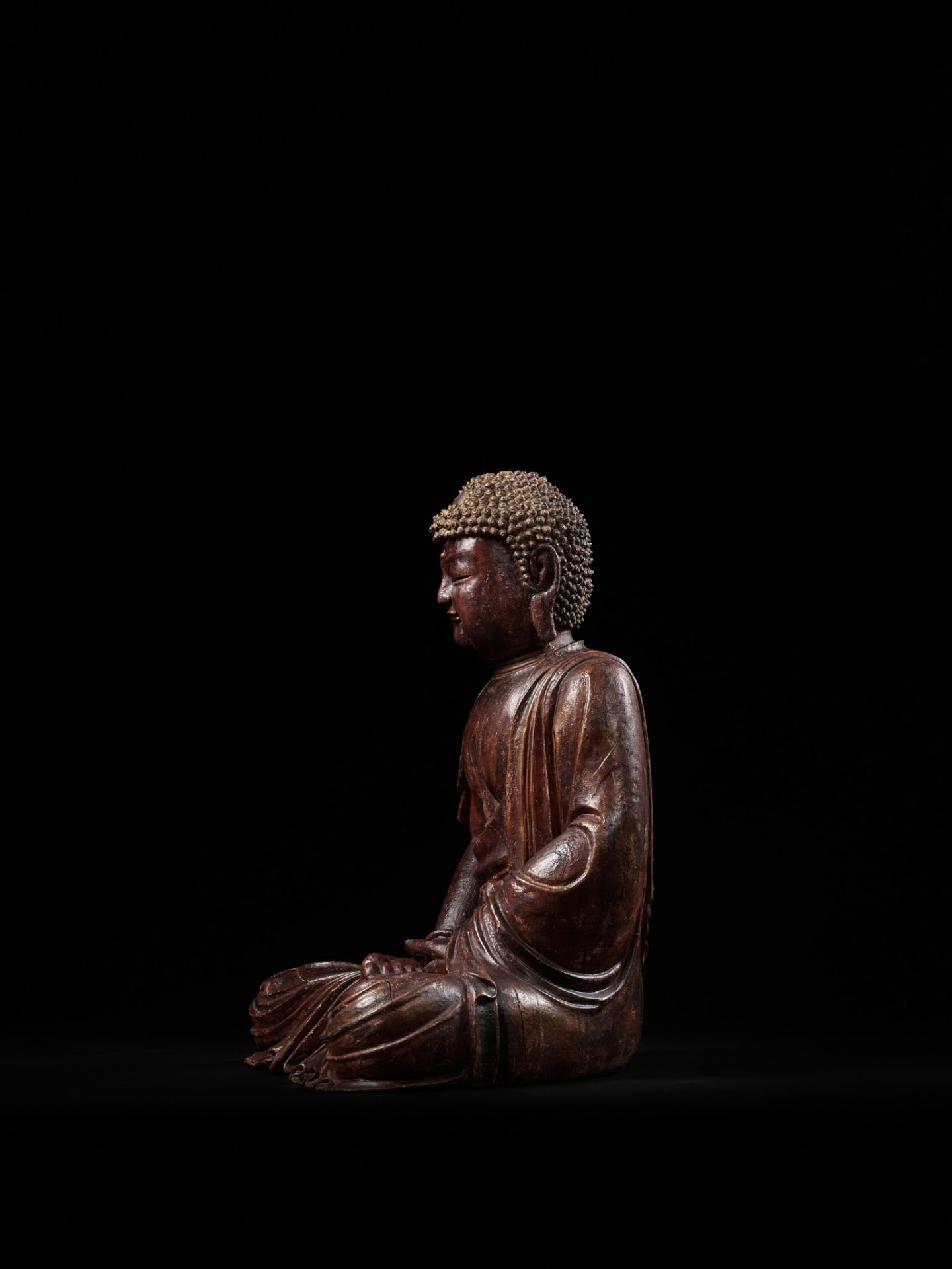 A LARGE LACQUERED WOOD FIGURE OF BUDDHA, LATE MING/EARLY QING DYNASTY, CIRCA 17TH CENTURY - Image 5 of 9