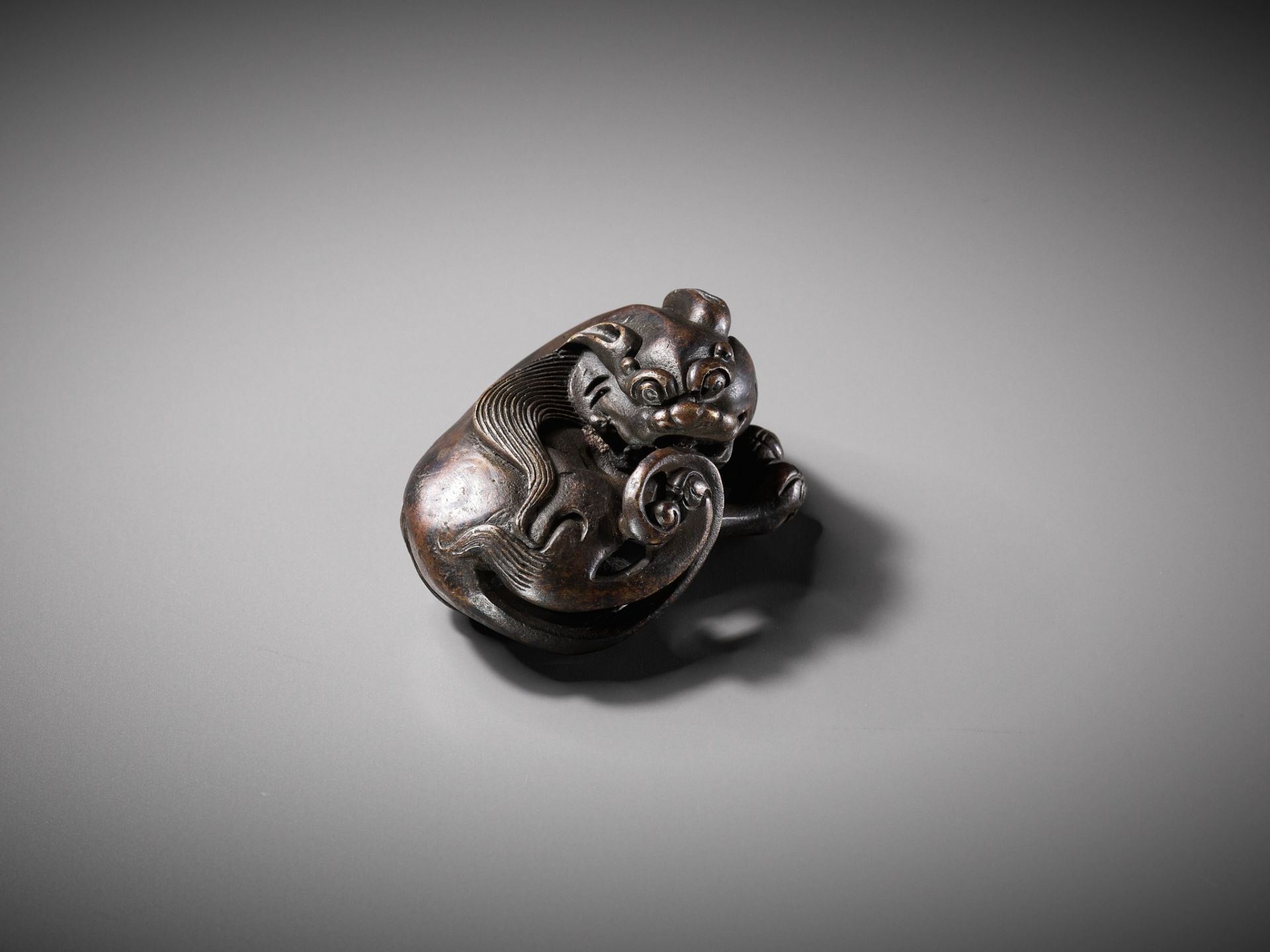 A BRONZE 'BUDDHIST LION' SCROLL WEIGHT, LATE MING DYNASTY - Image 3 of 14
