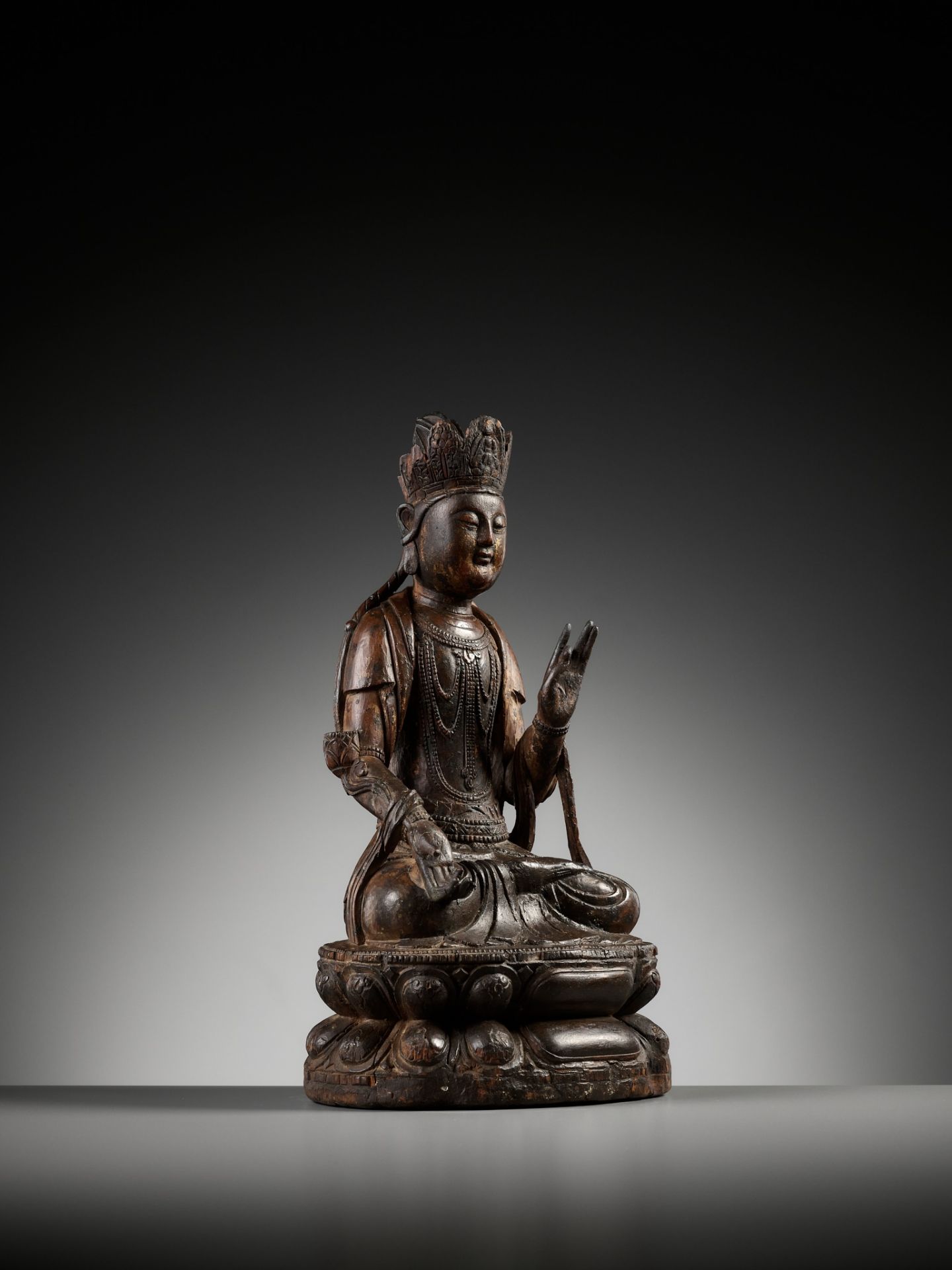 A LACQUERED WOOD FIGURE OF GUANYIN, MING DYNASTY - Image 2 of 10