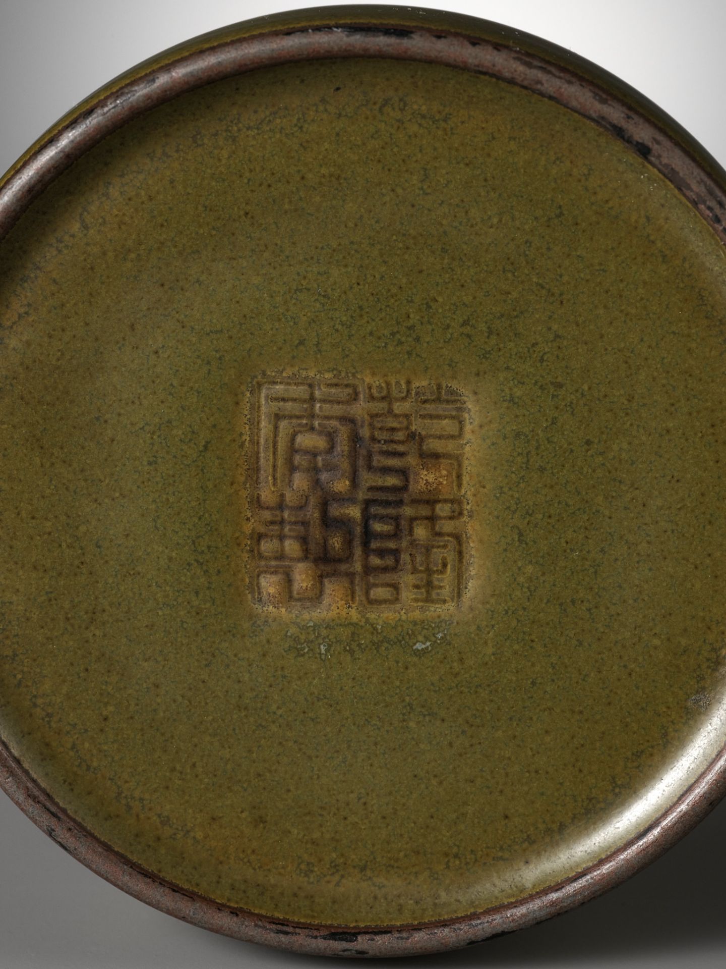 A RARE TEADUST-GLAZED ZHADOU, QIANLONG MARK AND PROBABLY OF THE PERIOD - Image 3 of 15