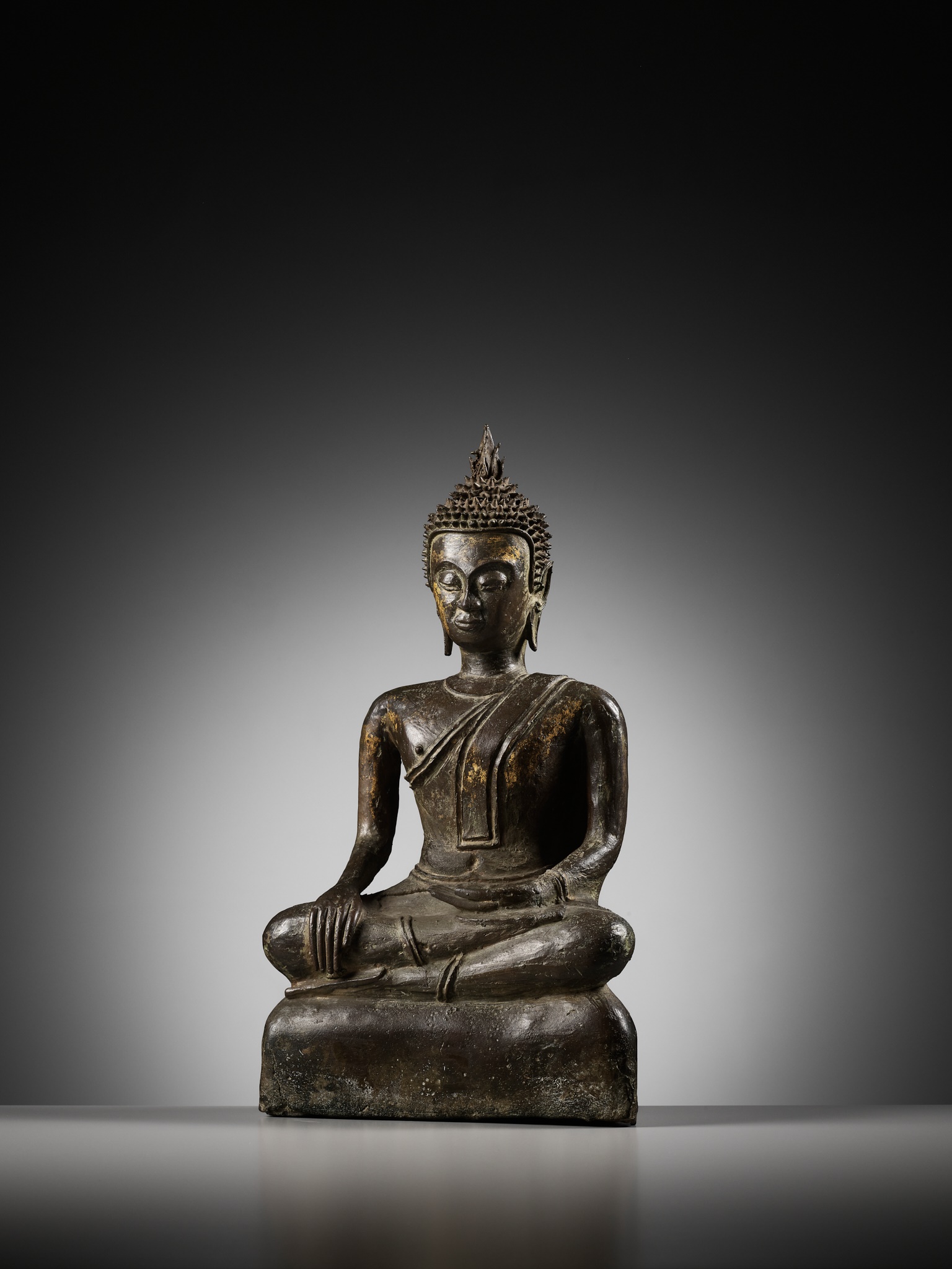 A BRONZE FIGURE OF BUDDHA SHAKYAMUNI, NORTHERN THAILAND, 17TH CENTURY - Image 3 of 7