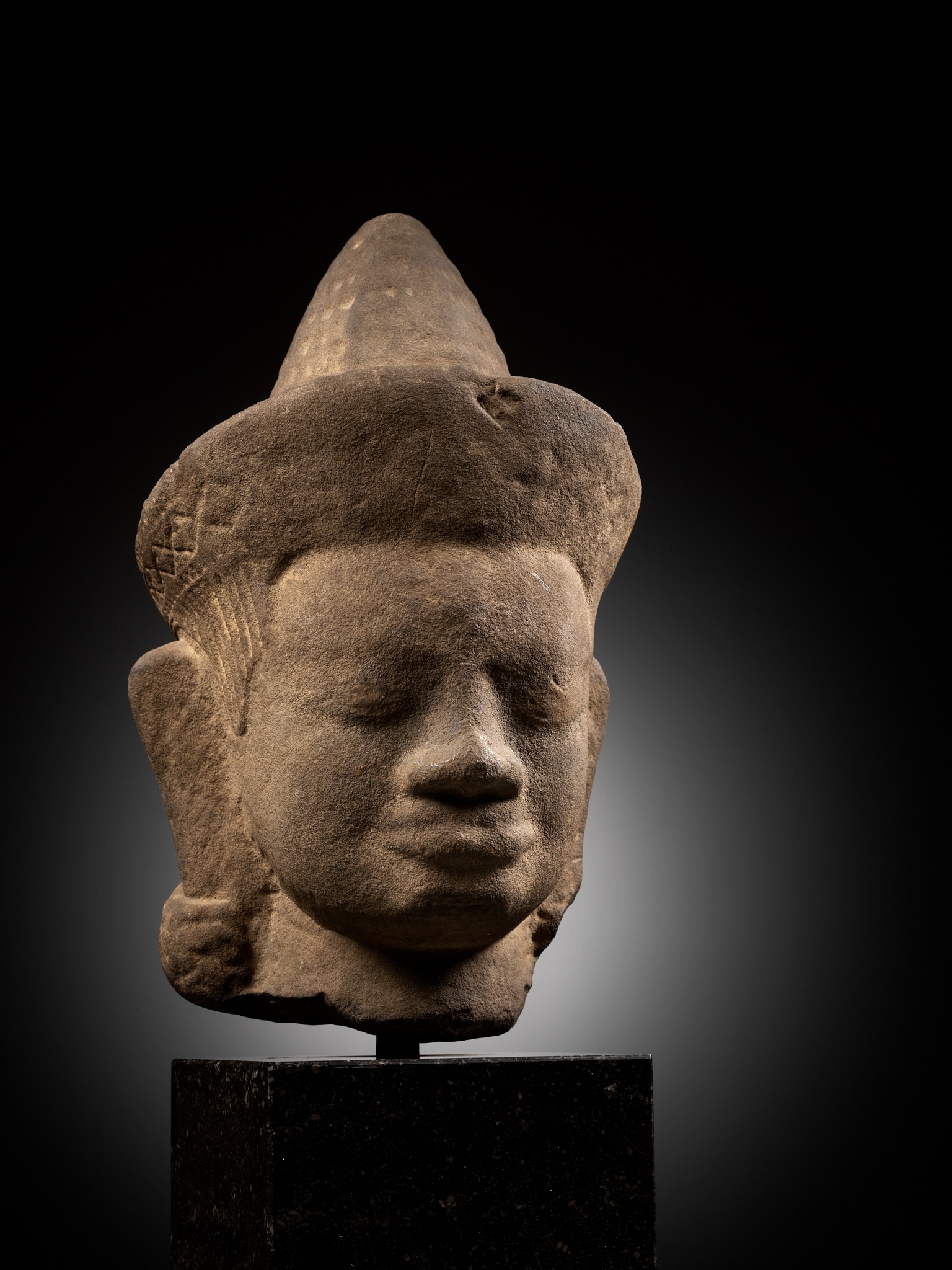 A MONUMENTAL SANDSTONE HEAD OF A MALE DEITY, ANGKOR WAT STYLE - Image 8 of 9
