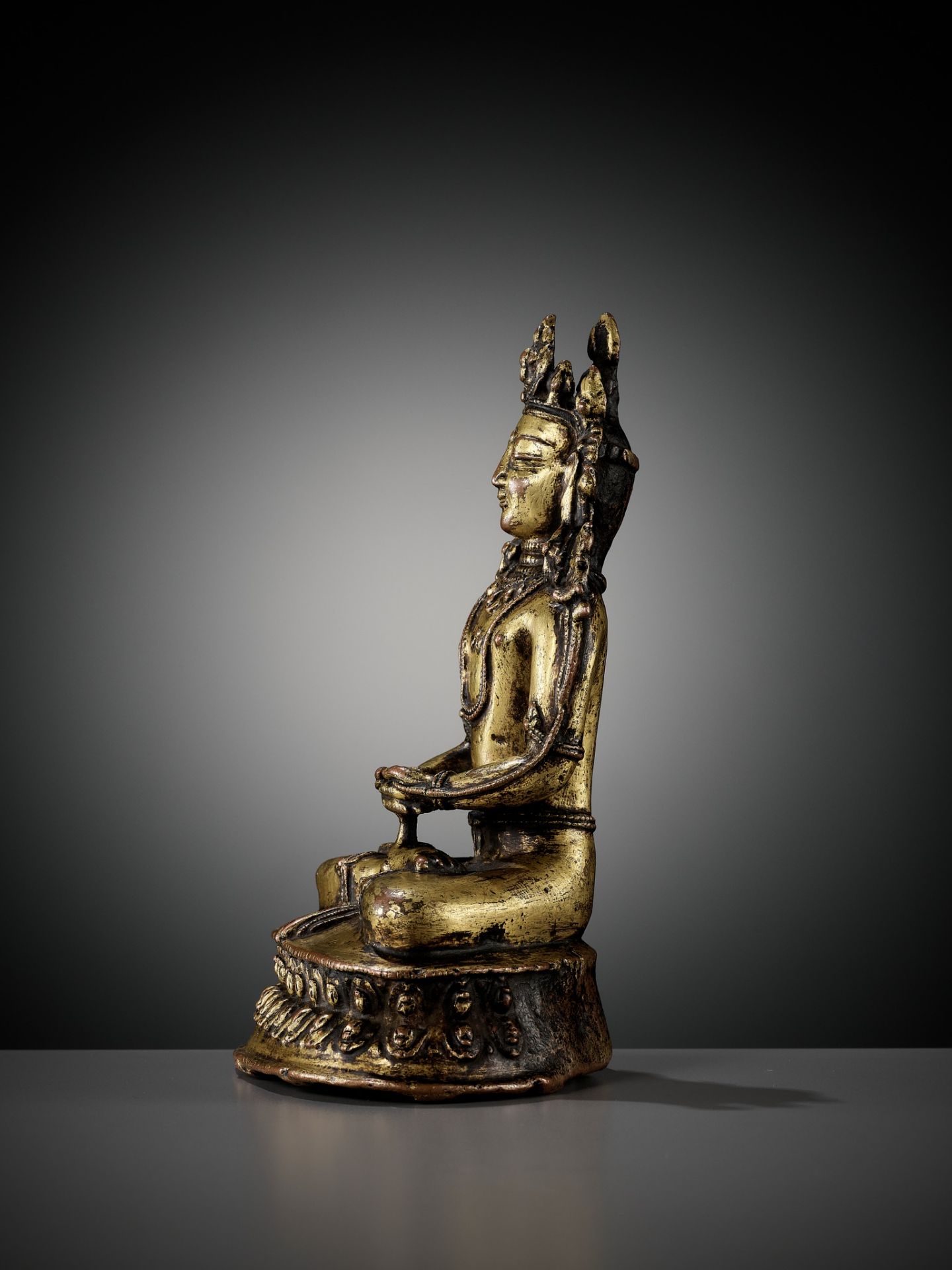 A GILT COPPER-ALLOY FIGURE OF KUNZANG AKOR, BON TRADITION, TIBET, 14TH-15TH CENTURY - Bild 7 aus 13