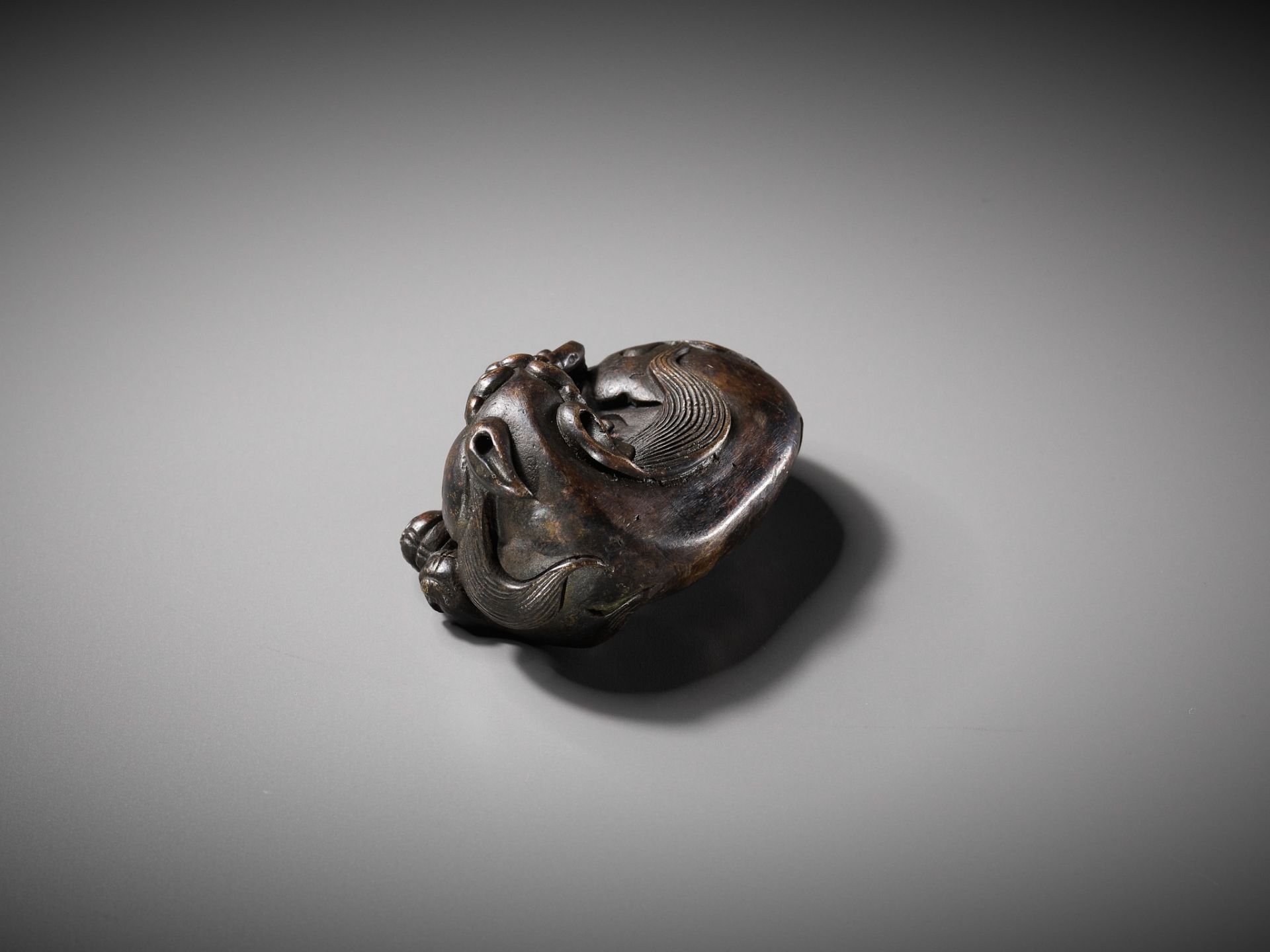 A BRONZE 'BUDDHIST LION' SCROLL WEIGHT, LATE MING DYNASTY - Image 8 of 14