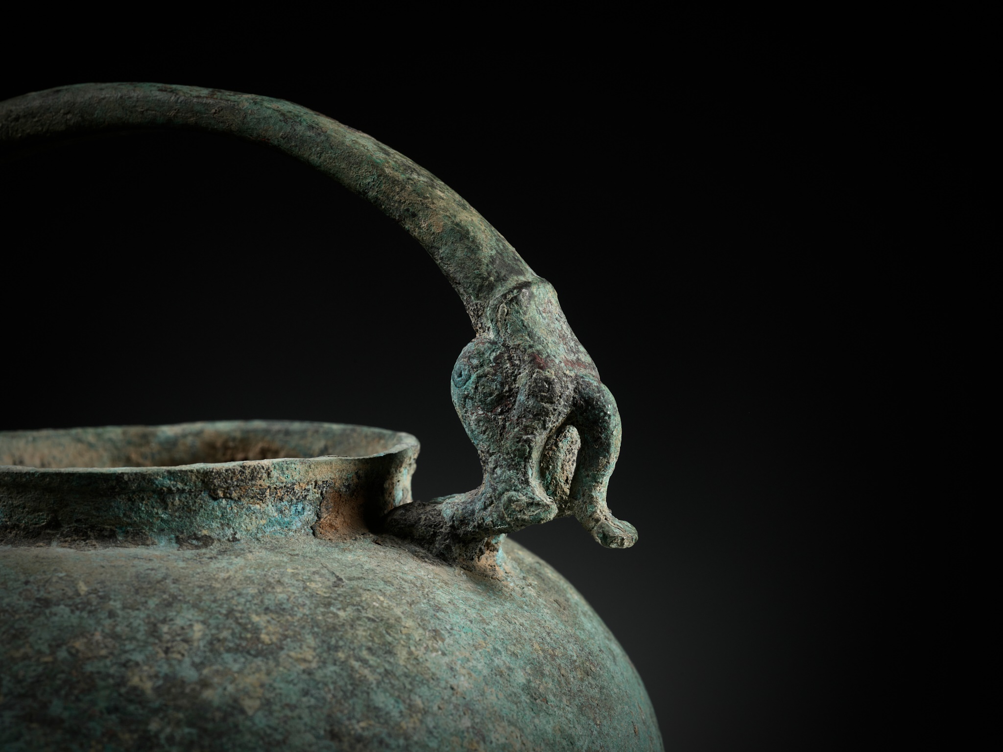 A BRONZE TRIPOD RITUAL VESSEL AND COVER, HE, LATE WARRING STATES TO WESTERN HAN PERIOD - Image 17 of 20