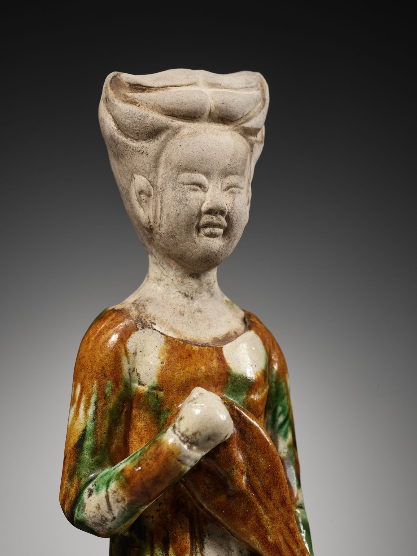 A SANCAI GLAZED POTTERY FIGURE OF A FEMALE MUSICIAN PLAYING THE PIPA, TANG DYNASTY - Image 3 of 13