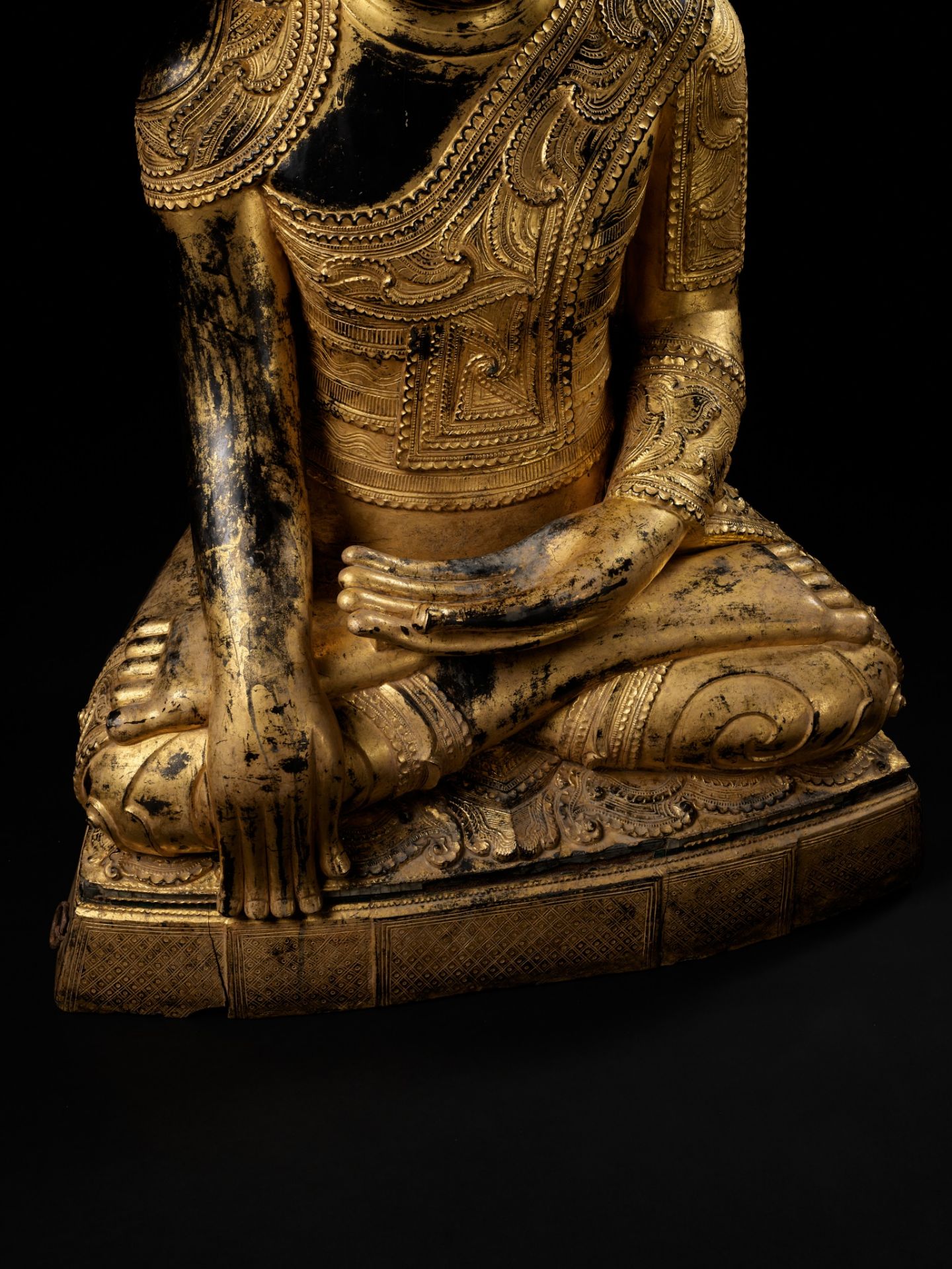 A LARGE GILT-LACQUERED WOOD FIGURE OF BUDDHA SHAKYAMUNI - Image 4 of 10