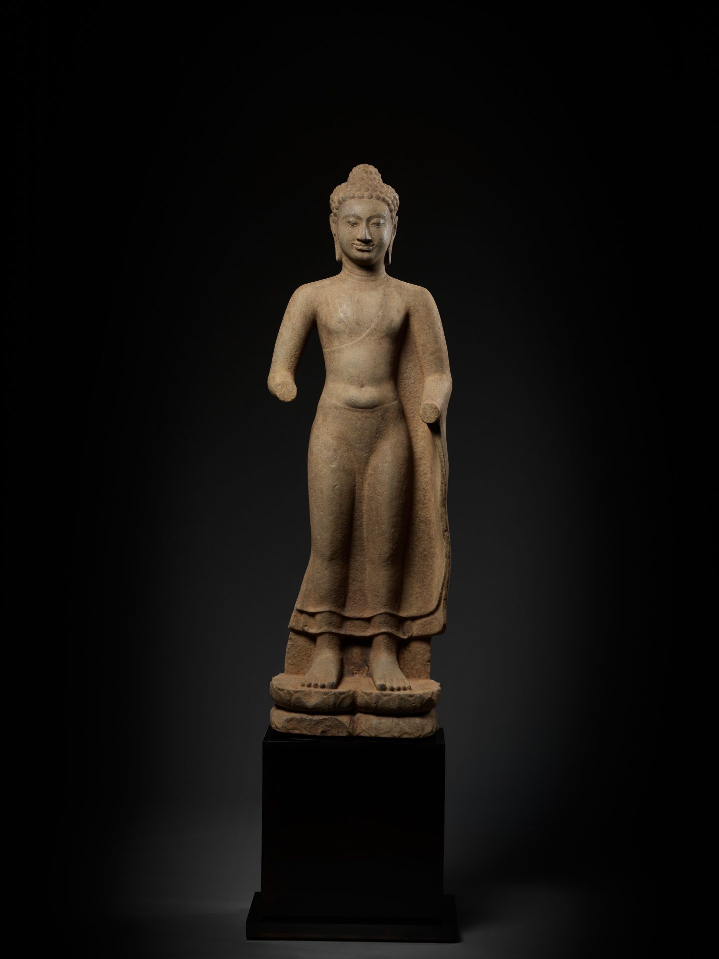 A MONUMENTAL AND HIGHLY IMPORTANT SANDSTONE FIGURE OF BUDDHA, PRE-ANGKOR PERIOD - Image 12 of 22