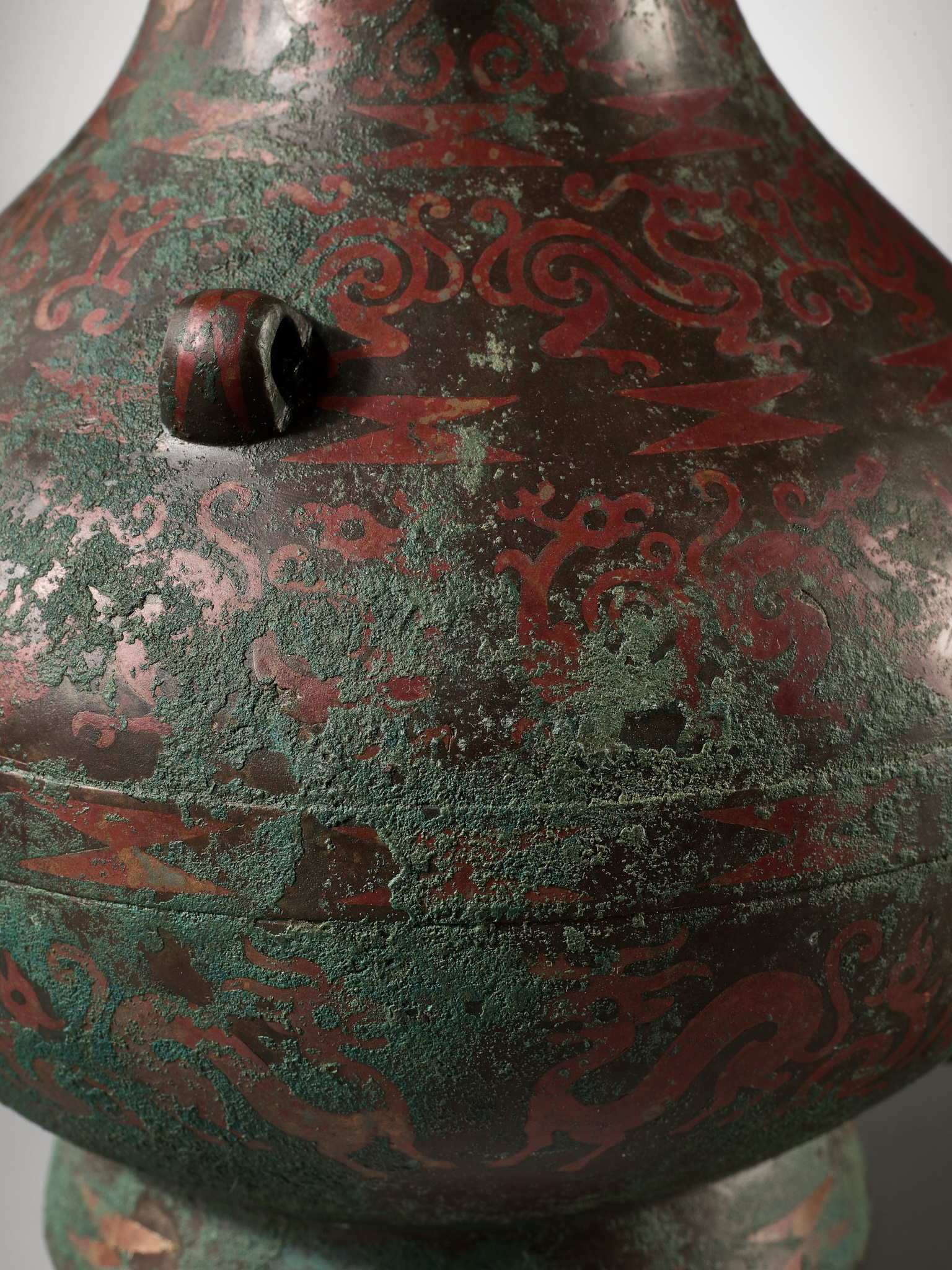 A COPPER-INLAID BRONZE RITUAL WINE VESSEL AND COVER, HU, EASTERN ZHOU DYNASTY - Image 19 of 27