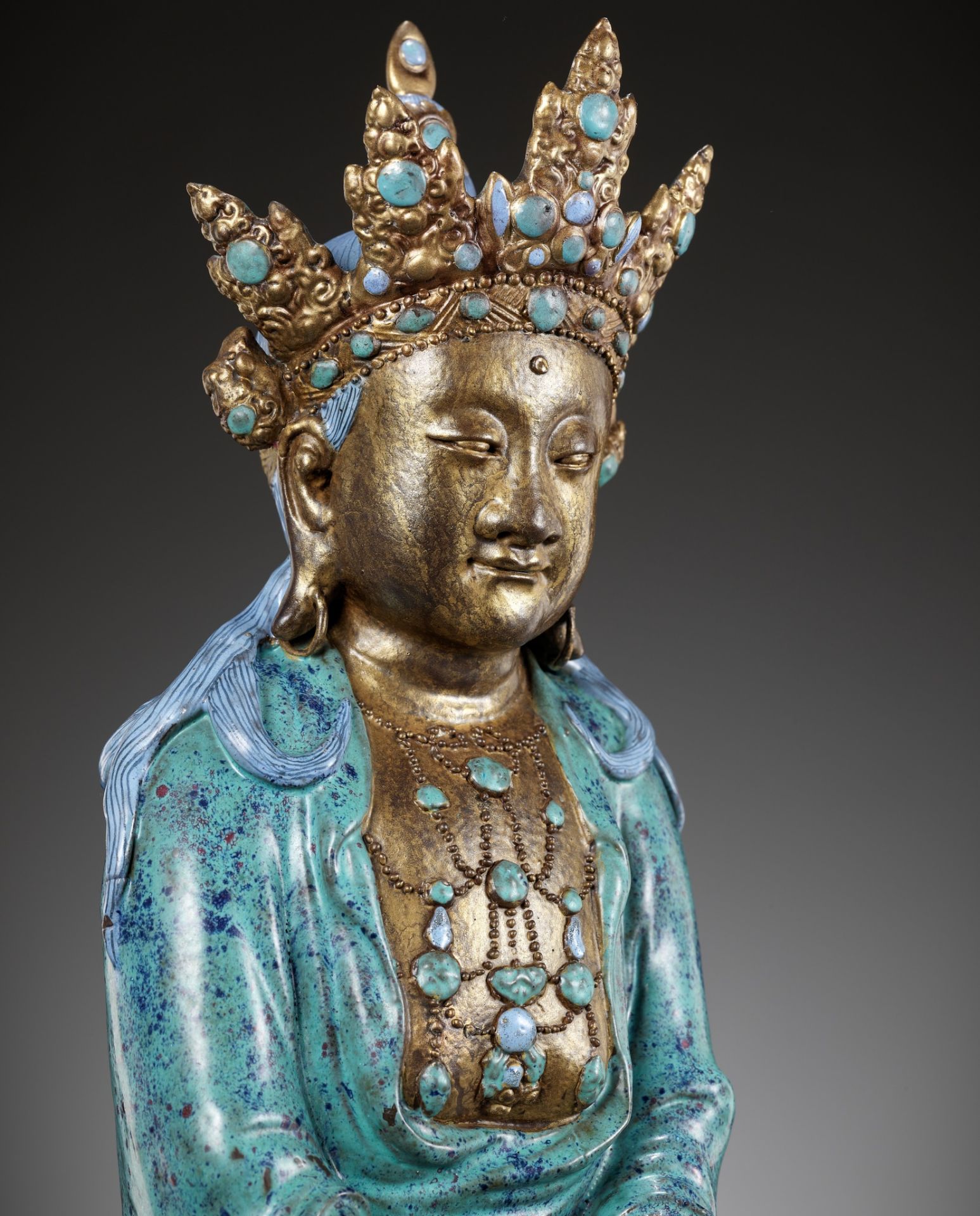 A VERY LARGE ‘ROBIN’S EGG’ ENAMELED AND GILT PORCELAIN FIGURE OF AMITAYUS,QIANLONG TO JIAQING PERIOD - Image 4 of 17