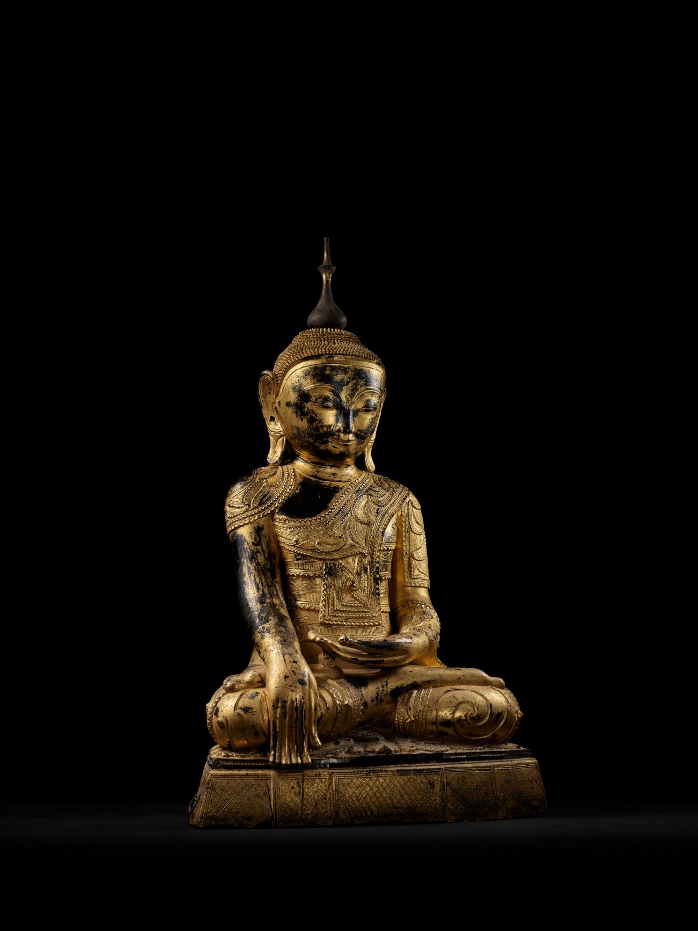 A LARGE GILT-LACQUERED WOOD FIGURE OF BUDDHA SHAKYAMUNI - Image 9 of 10