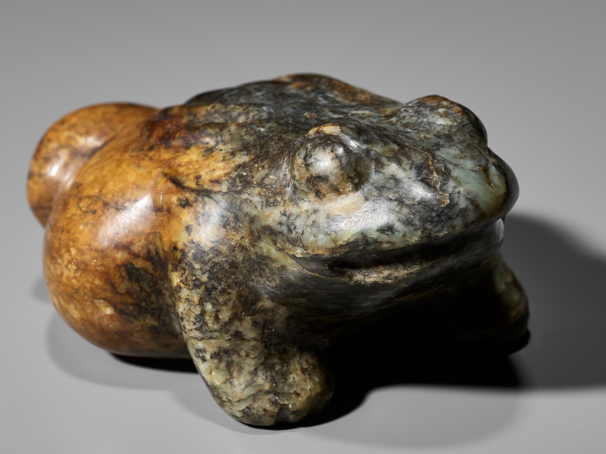 A LARGE GREEN AND RUSSET JADE FIGURE OF A THREE-LEGGED TOAD, MING DYNASTY - Image 13 of 13