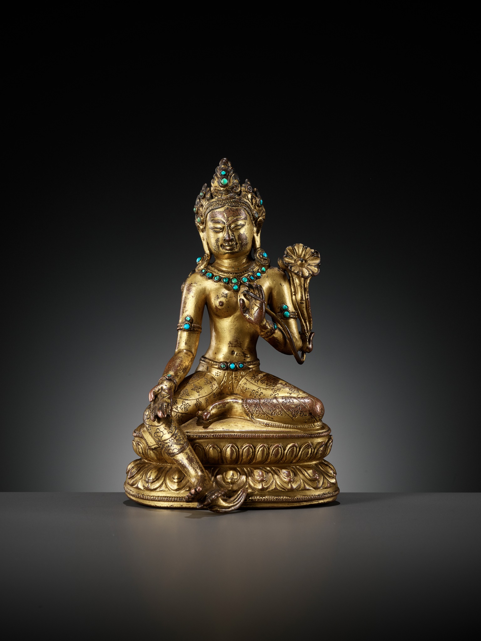 A GILT AND TURQUOISE-INLAID COPPER ALLOY FIGURE OF GREEN TARA, DENSATIL STYLE, TIBET, 14TH CENTURY - Image 6 of 16