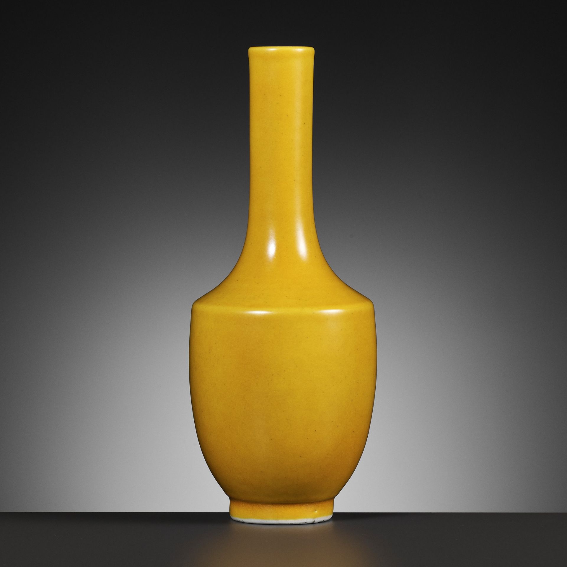 AN IMPERIAL YELLOW-GLAZED MONOCHROME MALLET VASE, YONGZHENG MARK, QING DYNASTY