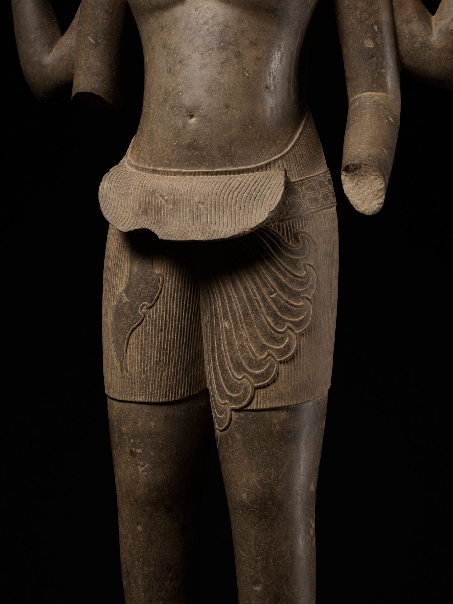 AN EXTREMELY RARE AND MONUMENTAL SANDSTONE STATUE OF VISHNU, ANGKOR PERIOD - Image 6 of 17