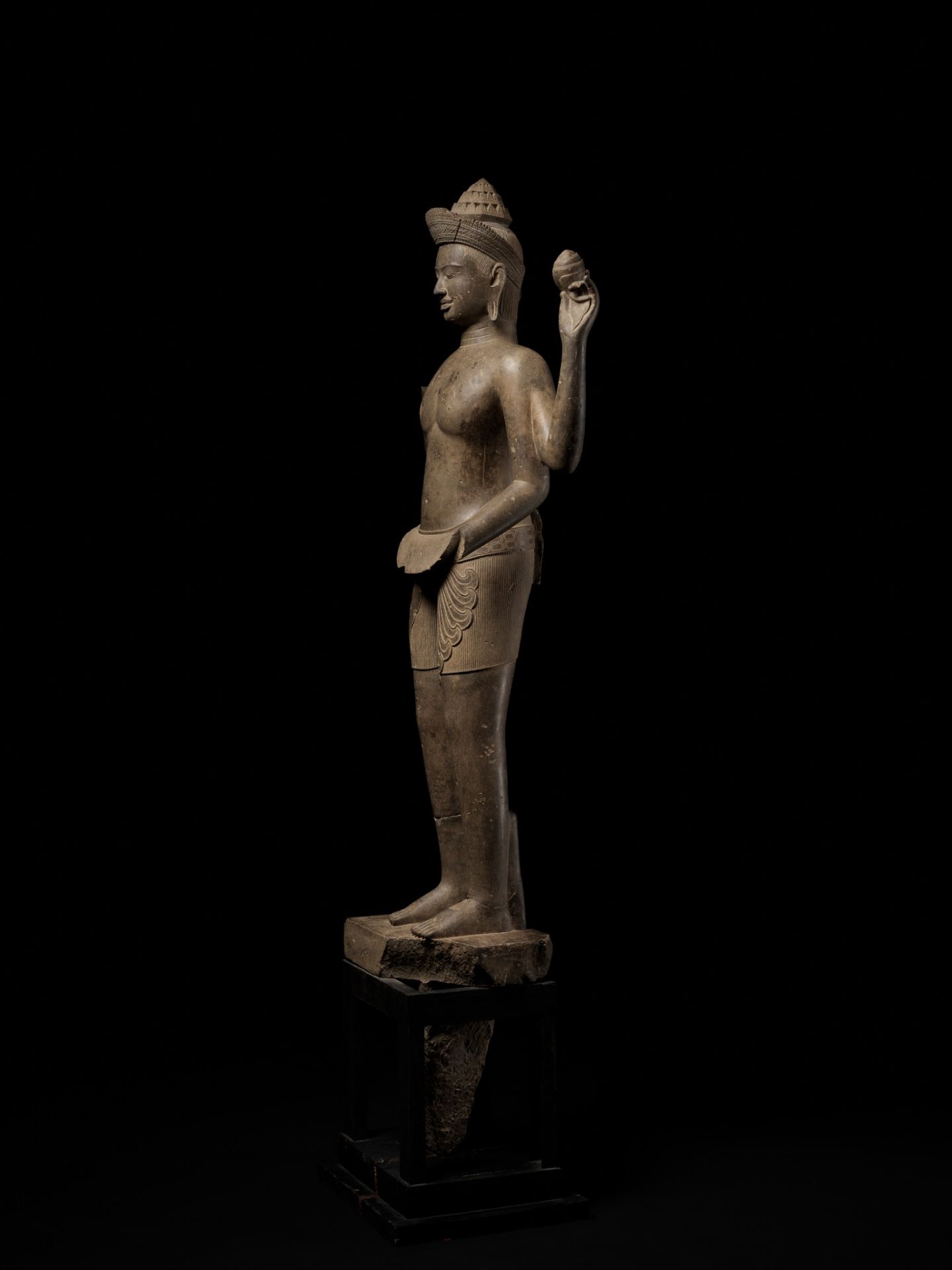 AN EXTREMELY RARE AND MONUMENTAL SANDSTONE STATUE OF VISHNU, ANGKOR PERIOD - Image 12 of 17