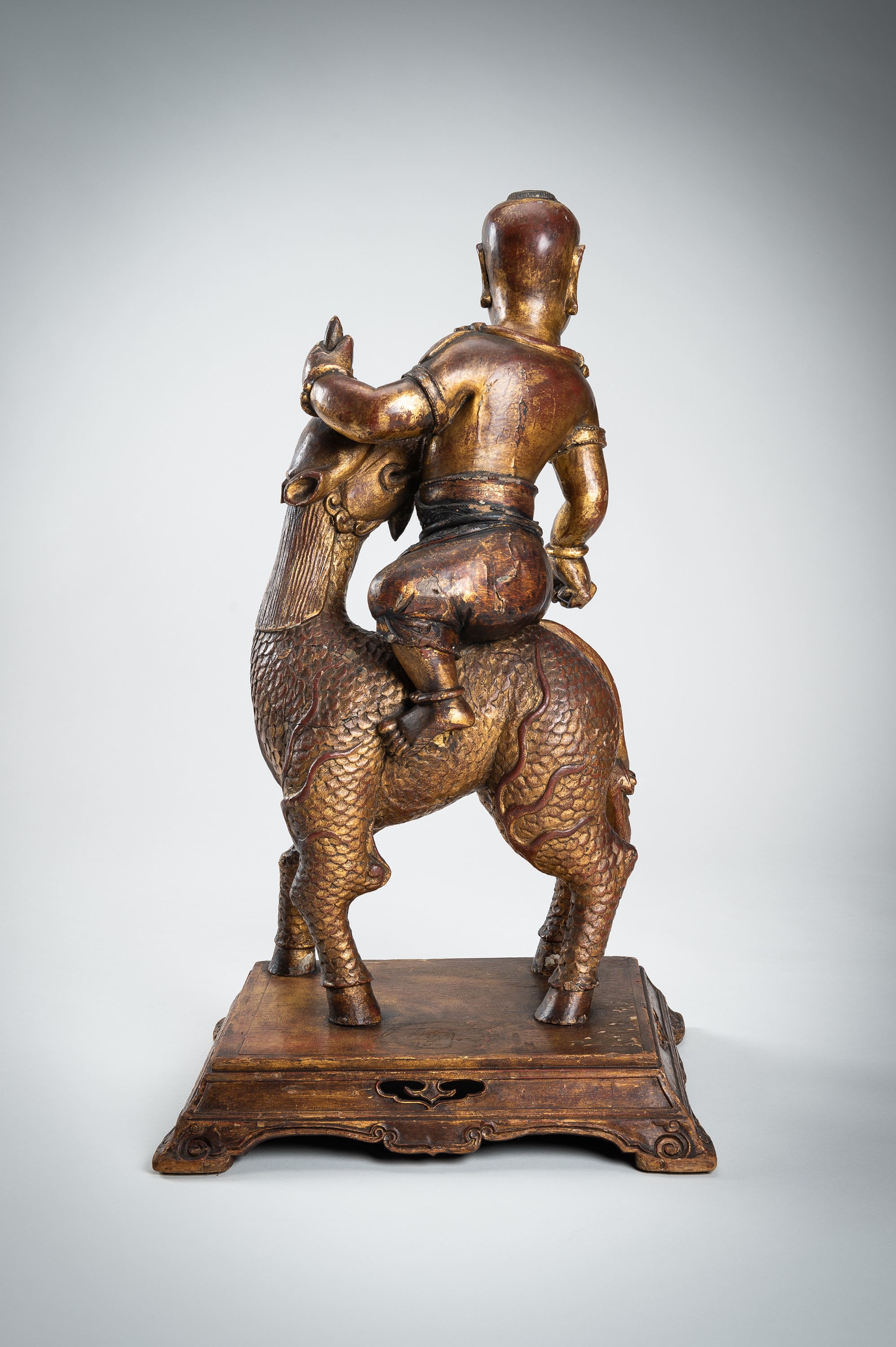 A VERY LARGE GILT-LACQUERED WOOD STATUE OF YOUNG BUDDHA RIDING QILIN - Image 18 of 20
