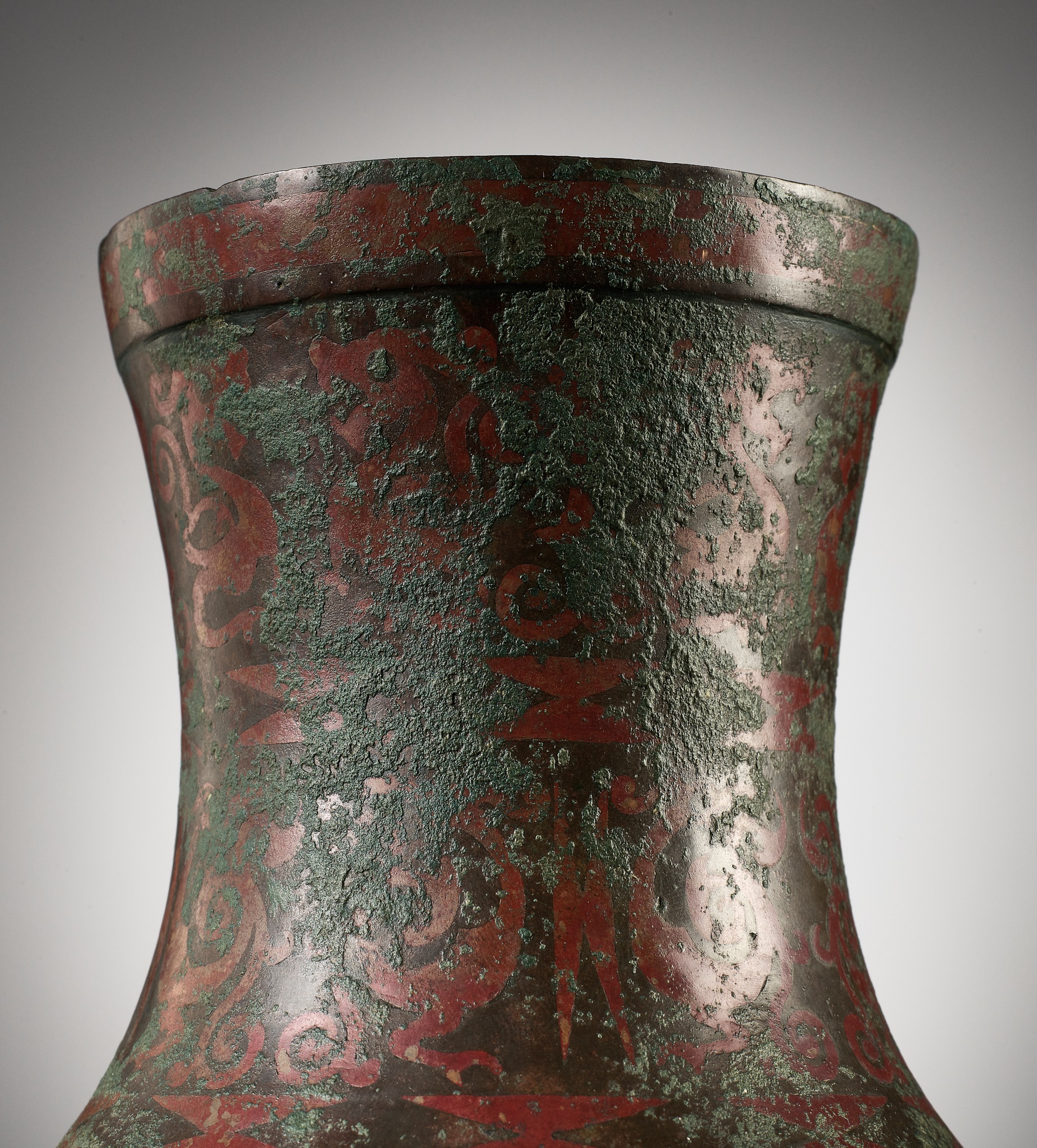 A COPPER-INLAID BRONZE RITUAL WINE VESSEL AND COVER, HU, EASTERN ZHOU DYNASTY - Image 6 of 27