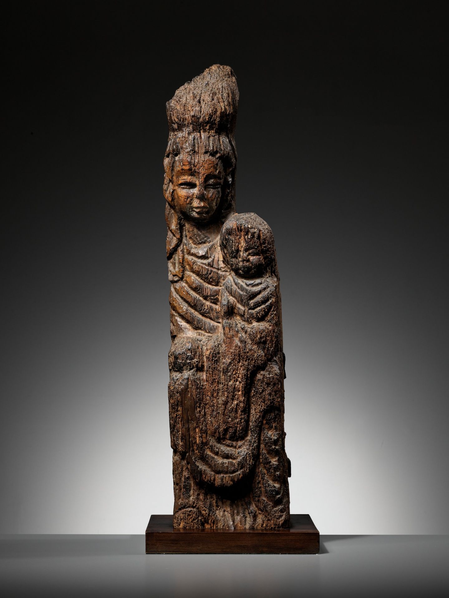 A LARGE WOOD FIGURE OF SONGZI GUANYIN AND CHILD, CHINA, EARLY MING DYNASTY, 14TH-15TH CENTURY - Image 8 of 15