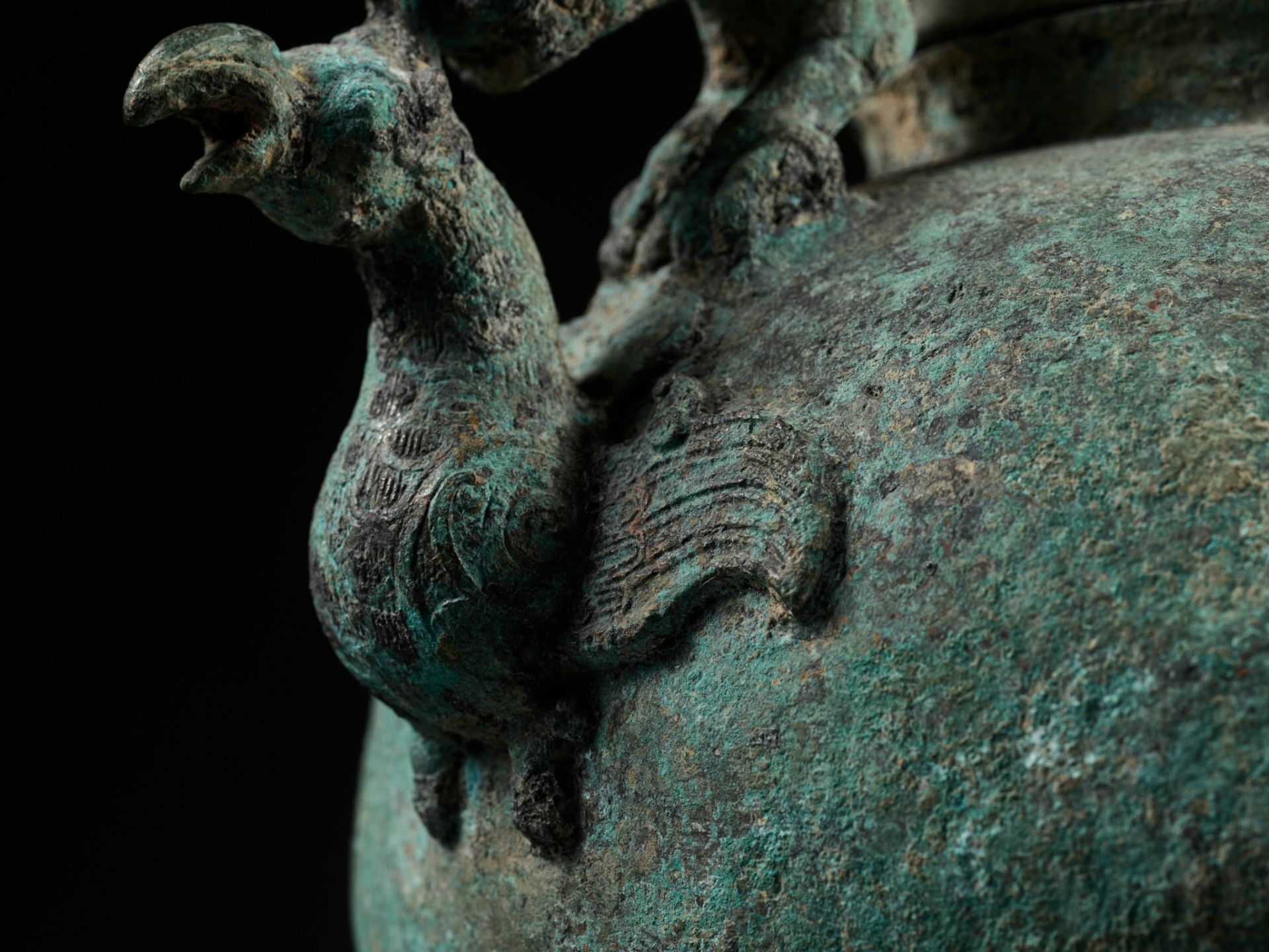 A BRONZE TRIPOD RITUAL VESSEL AND COVER, HE, LATE WARRING STATES TO WESTERN HAN PERIOD - Image 9 of 20