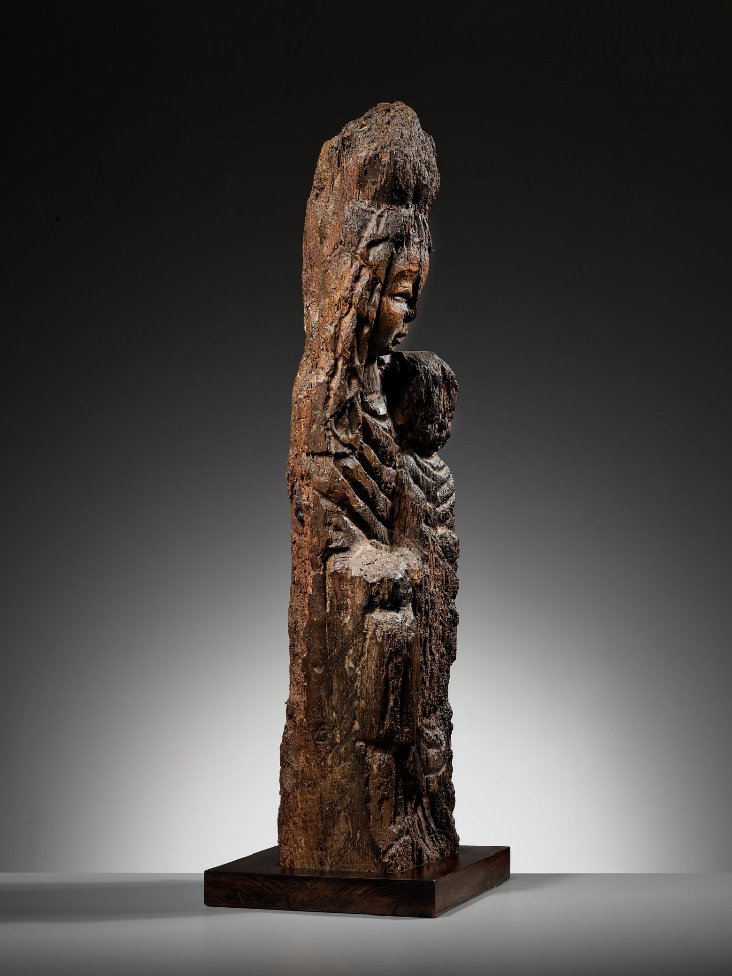A LARGE WOOD FIGURE OF SONGZI GUANYIN AND CHILD, CHINA, EARLY MING DYNASTY, 14TH-15TH CENTURY - Image 12 of 15