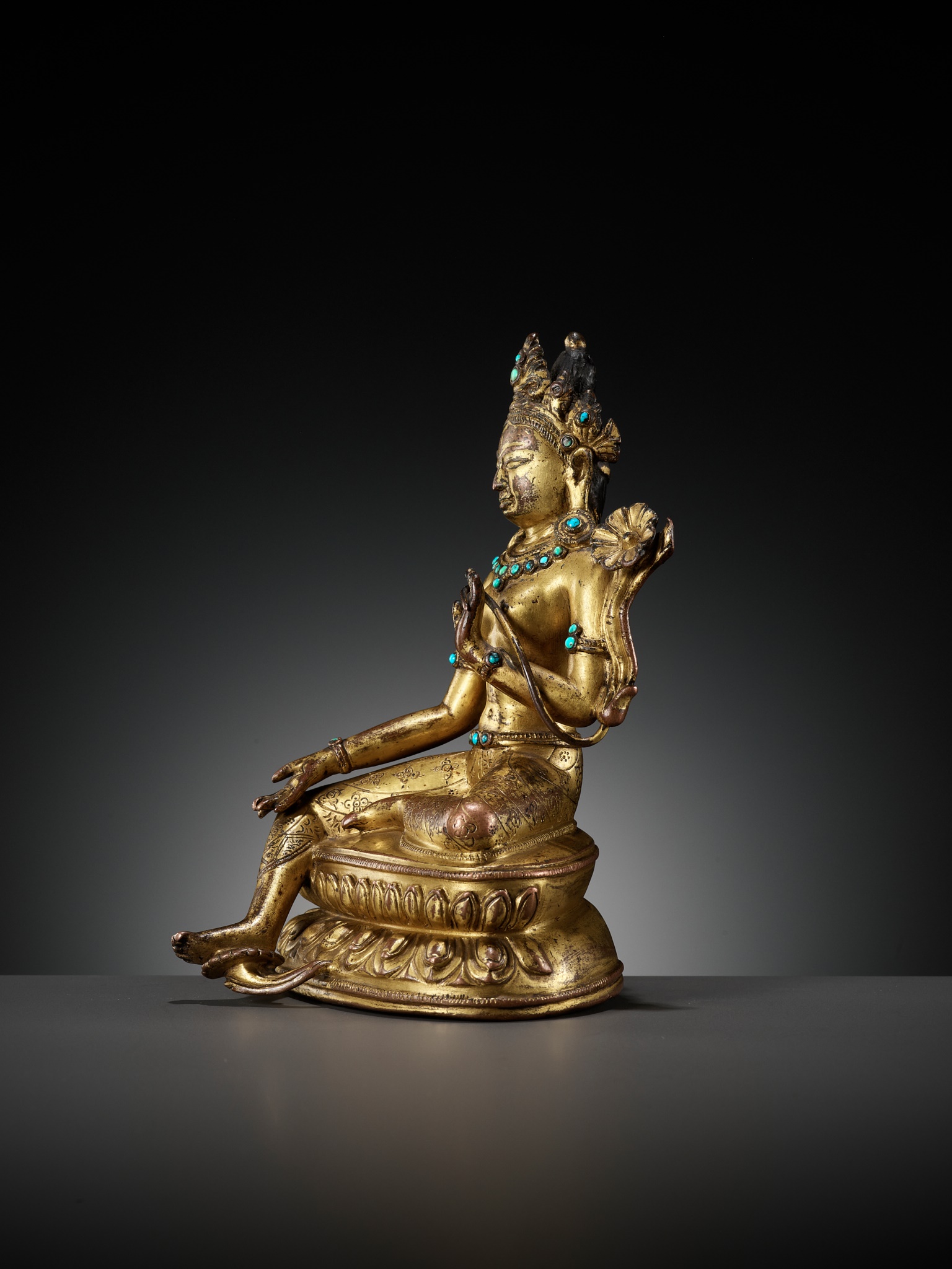 A GILT AND TURQUOISE-INLAID COPPER ALLOY FIGURE OF GREEN TARA, DENSATIL STYLE, TIBET, 14TH CENTURY - Image 10 of 16