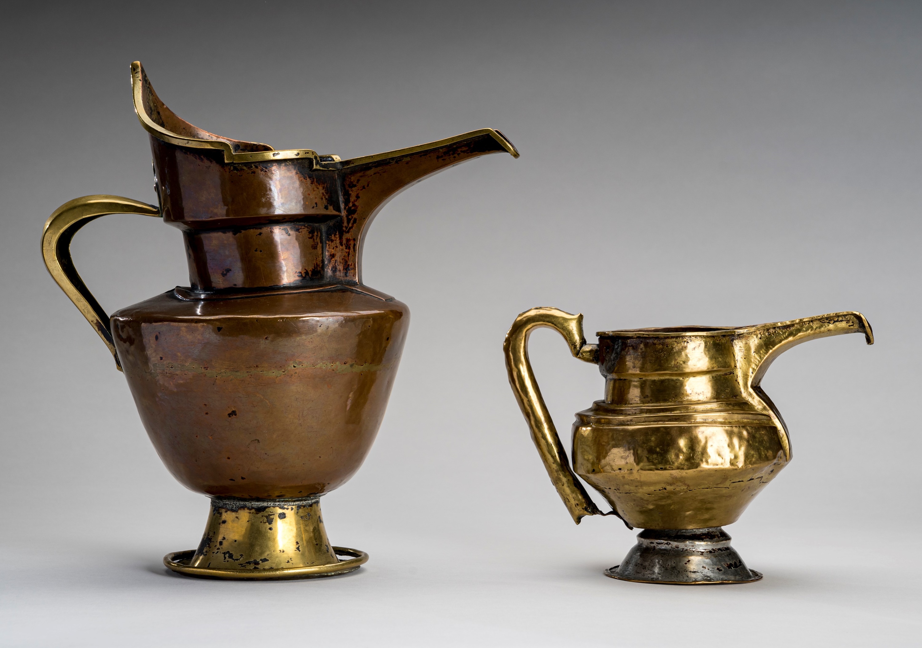 A PARCEL-GILT COPPER 'MONK'S CAP' EWER AND A BRASS EWER, 19th CENTURY - Image 2 of 8