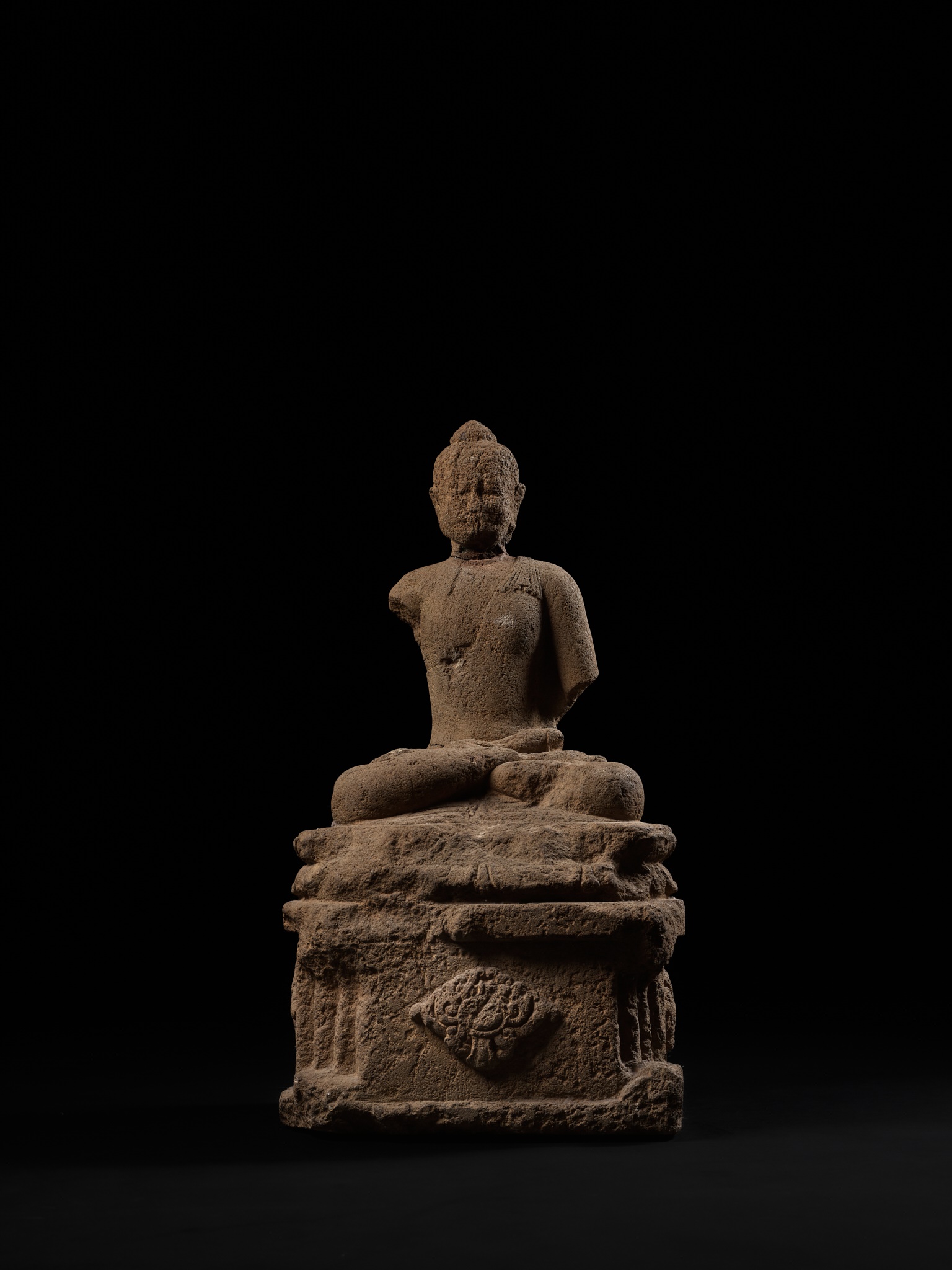 A MAJAPAHIT VOLCANIC STONE FIGURE OF BUDDHA VAIROCANA - Image 3 of 14