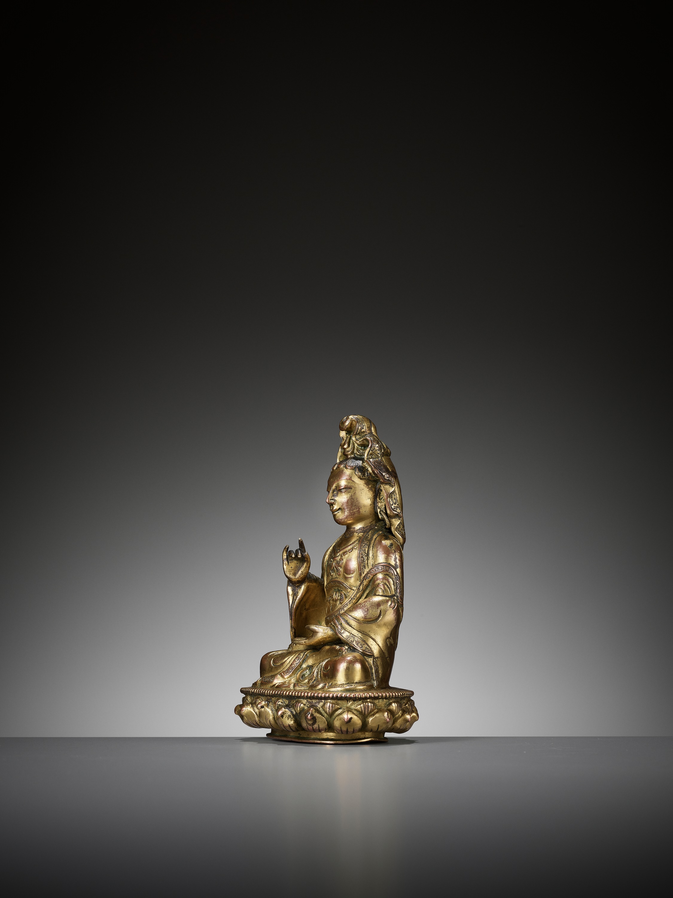 A GILT COPPER ALLOY FIGURE OF GUANYIN, 18TH CENTURY - Image 9 of 11