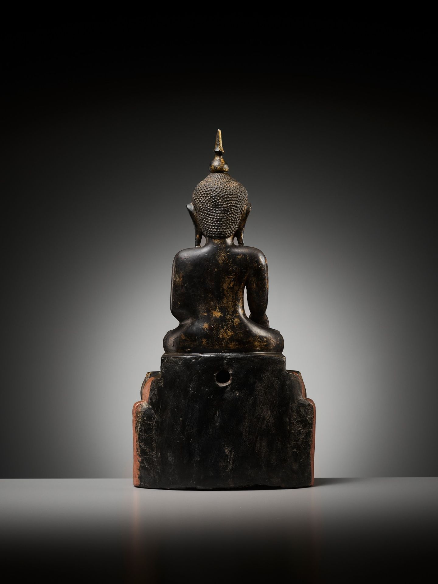 A LARGE GILT AND LACQUERED WOOD SCULPTURE OF BUDDHA SHAKYAMUNI, BURMA, 17TH-18TH CENTURY - Image 5 of 9