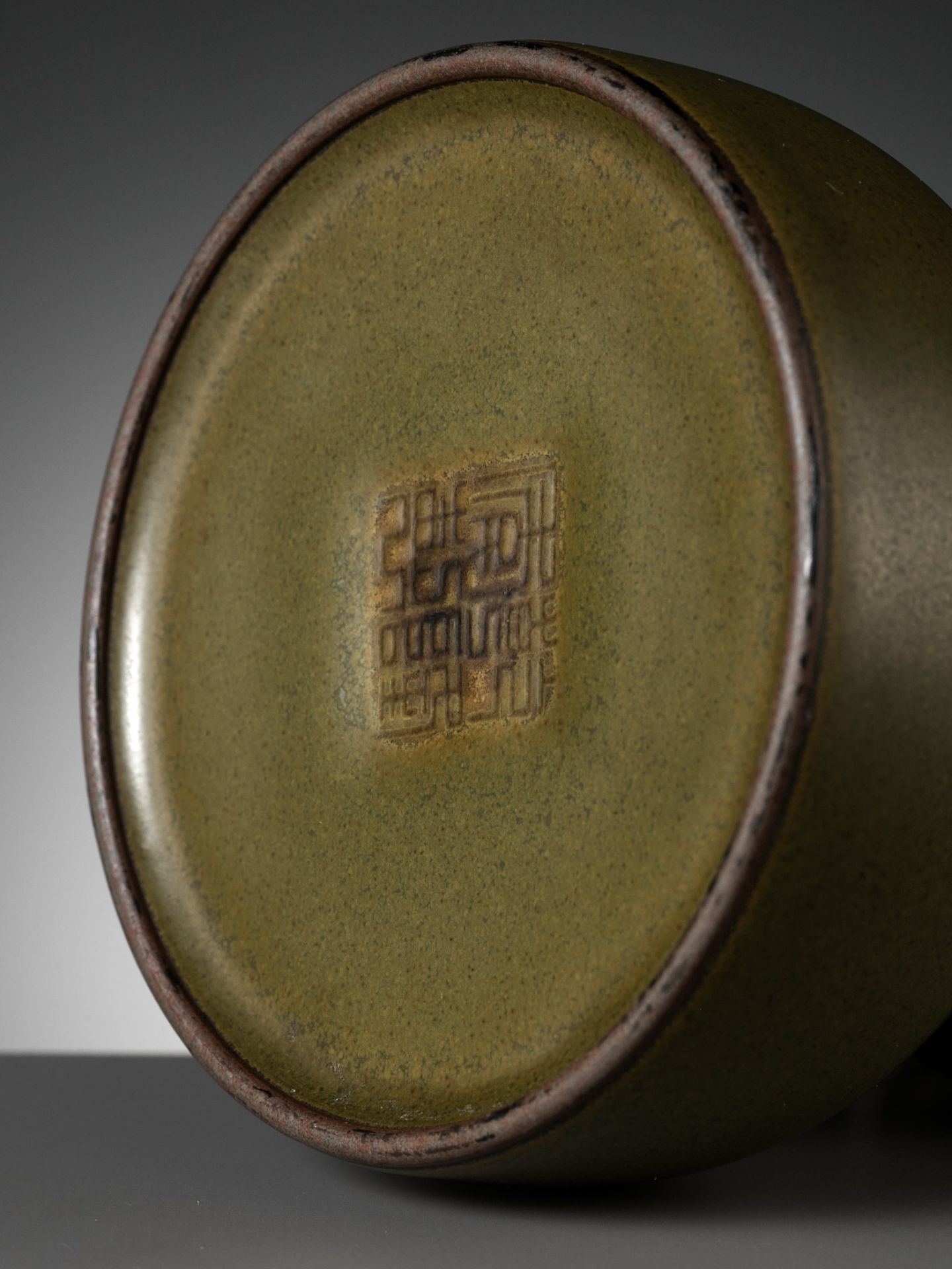 A RARE TEADUST-GLAZED ZHADOU, QIANLONG MARK AND PROBABLY OF THE PERIOD - Image 13 of 15